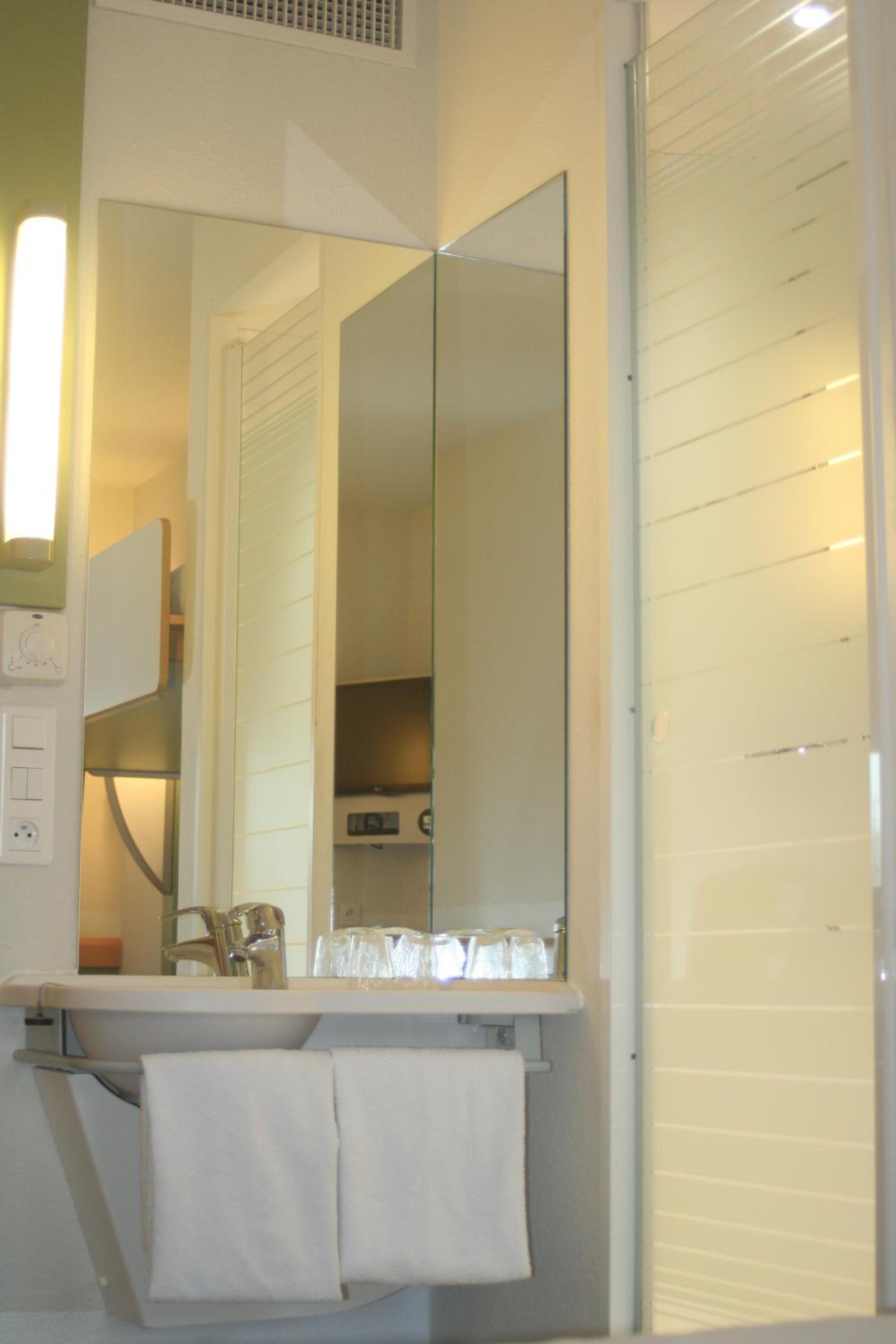 Triple Room with Twin Beds and Bunk Bed - Photo 3