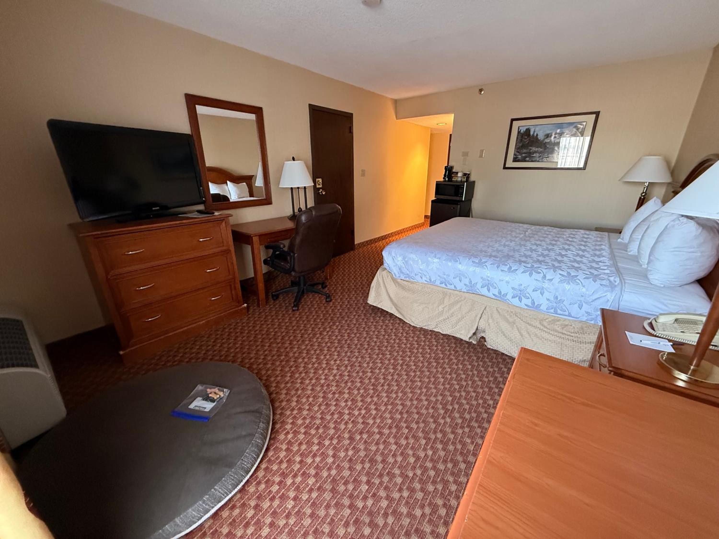 King Room - Non-Smoking/Pet-Friendly - Photo 2