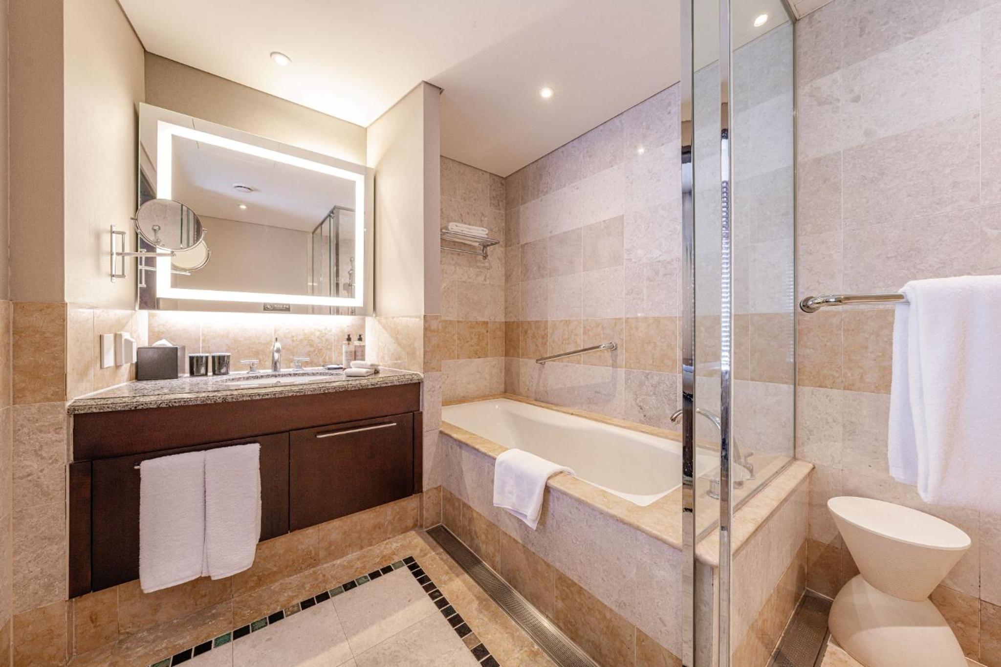 [Rose Tonight PKG] 1-Bedroom Superior with 1 bottle of Prosecco Rose + Taste Box photo 3