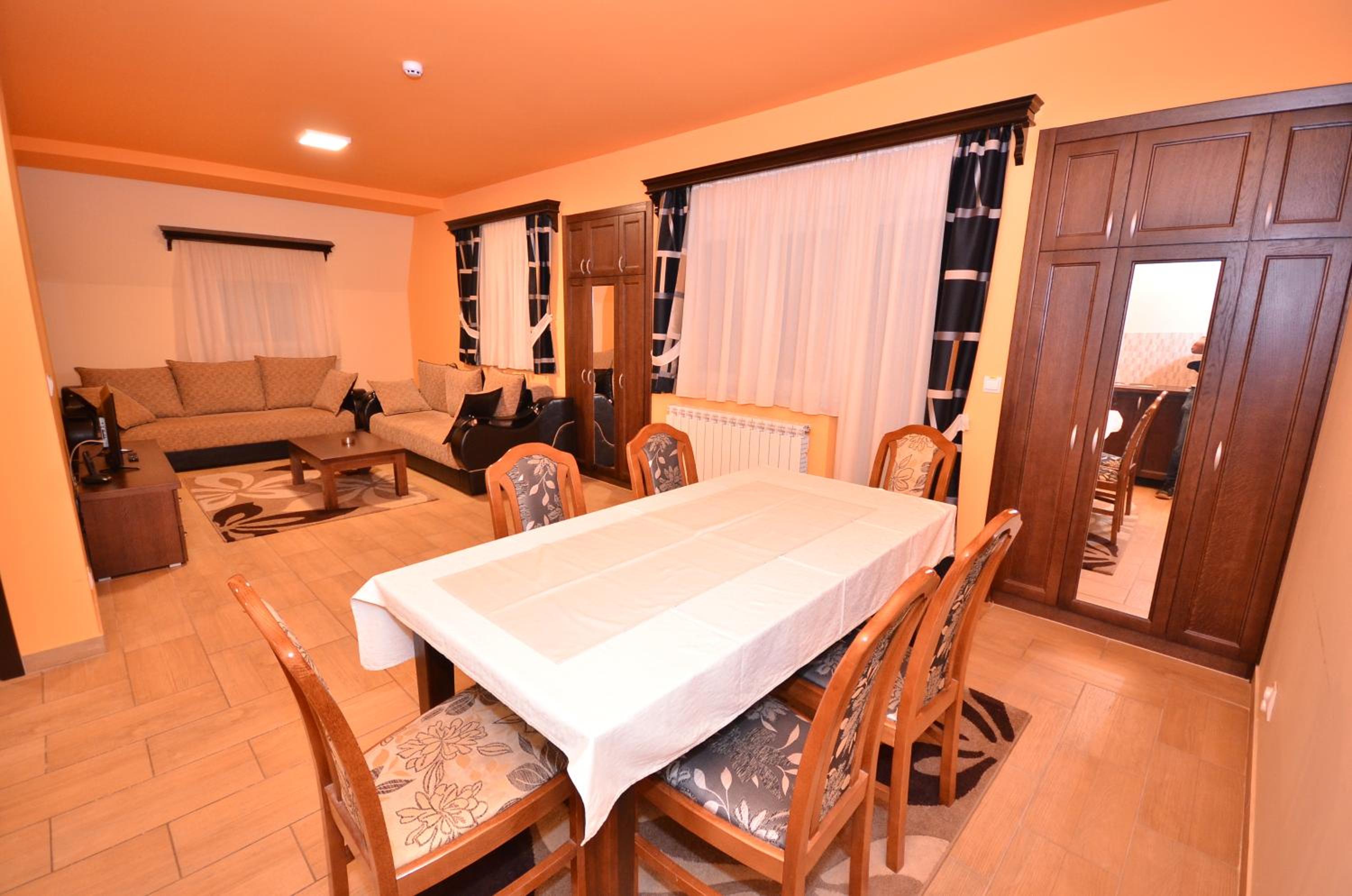 One-Bedroom Apartment - Photo 2