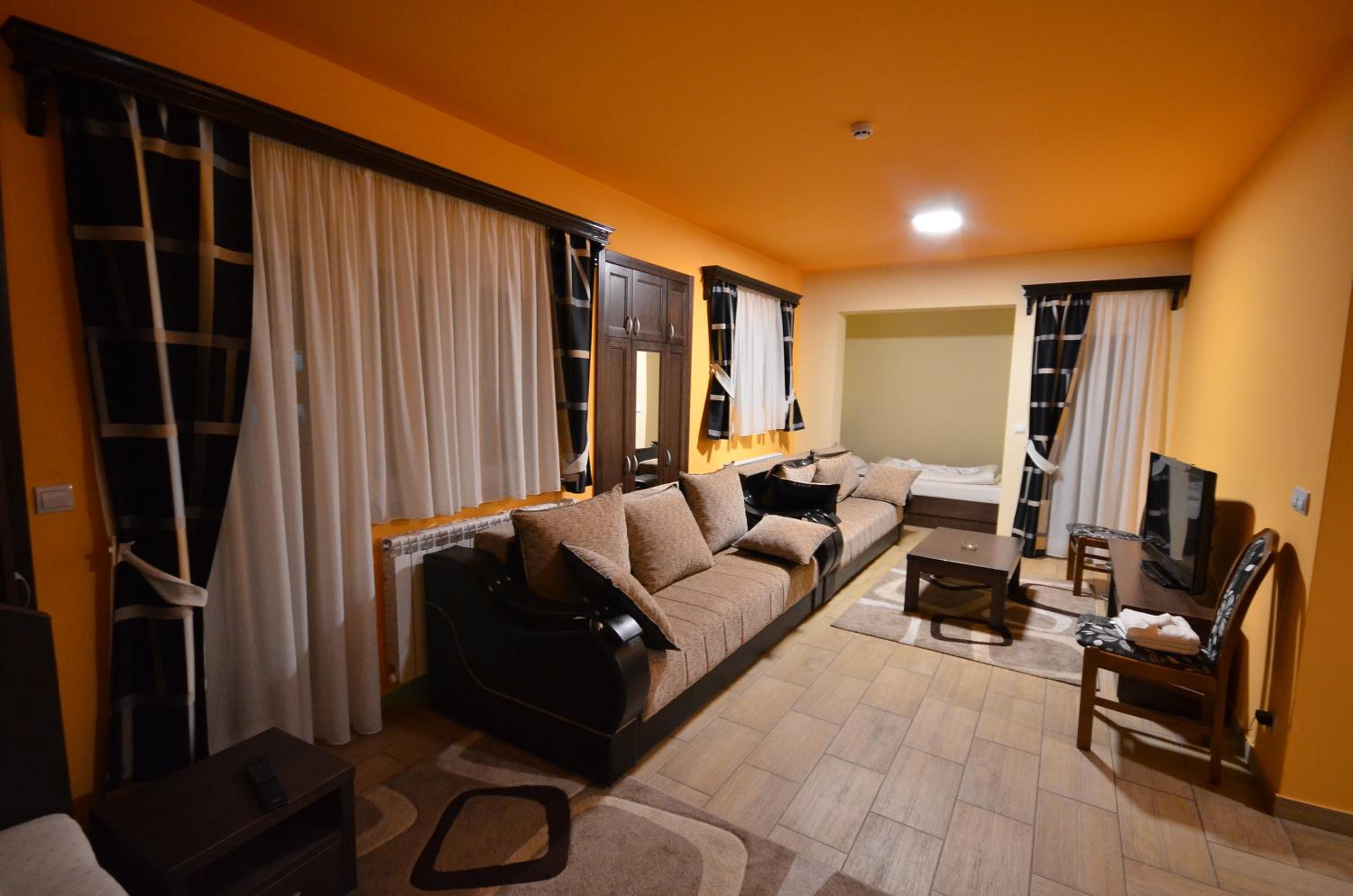 One-Bedroom Apartment - Photo 3