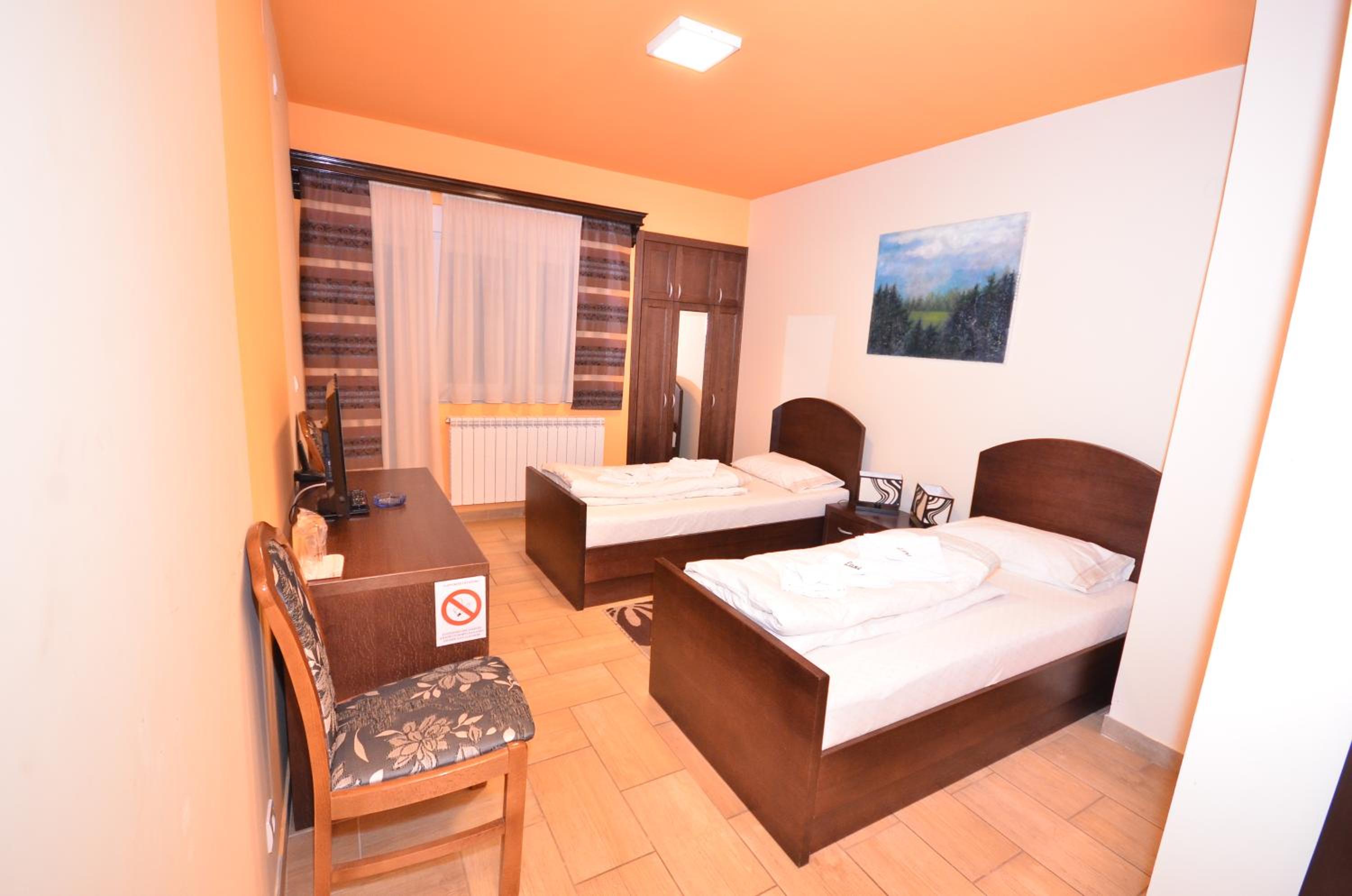 Twin Room - Photo 8