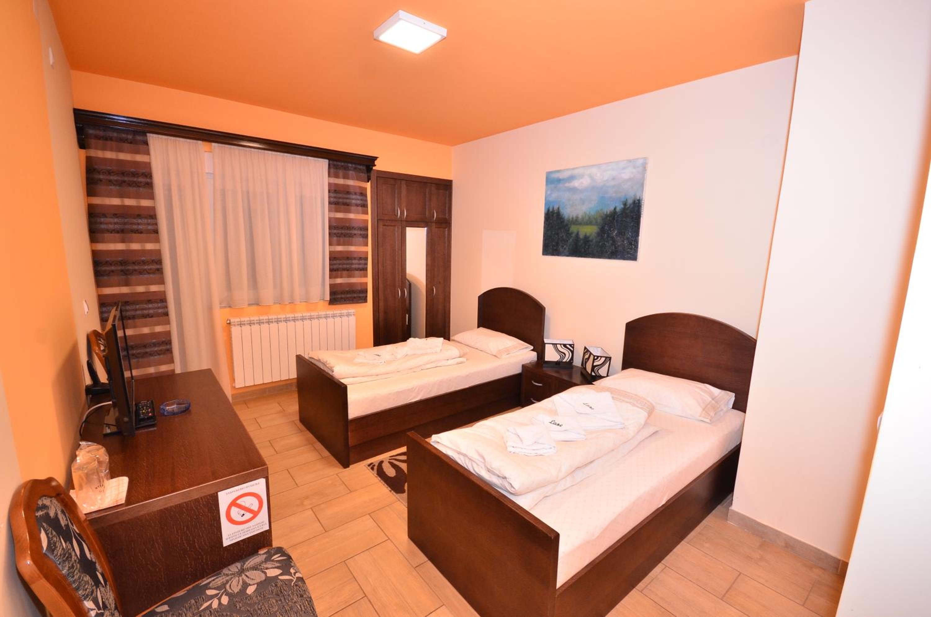 Twin Room - Photo 2