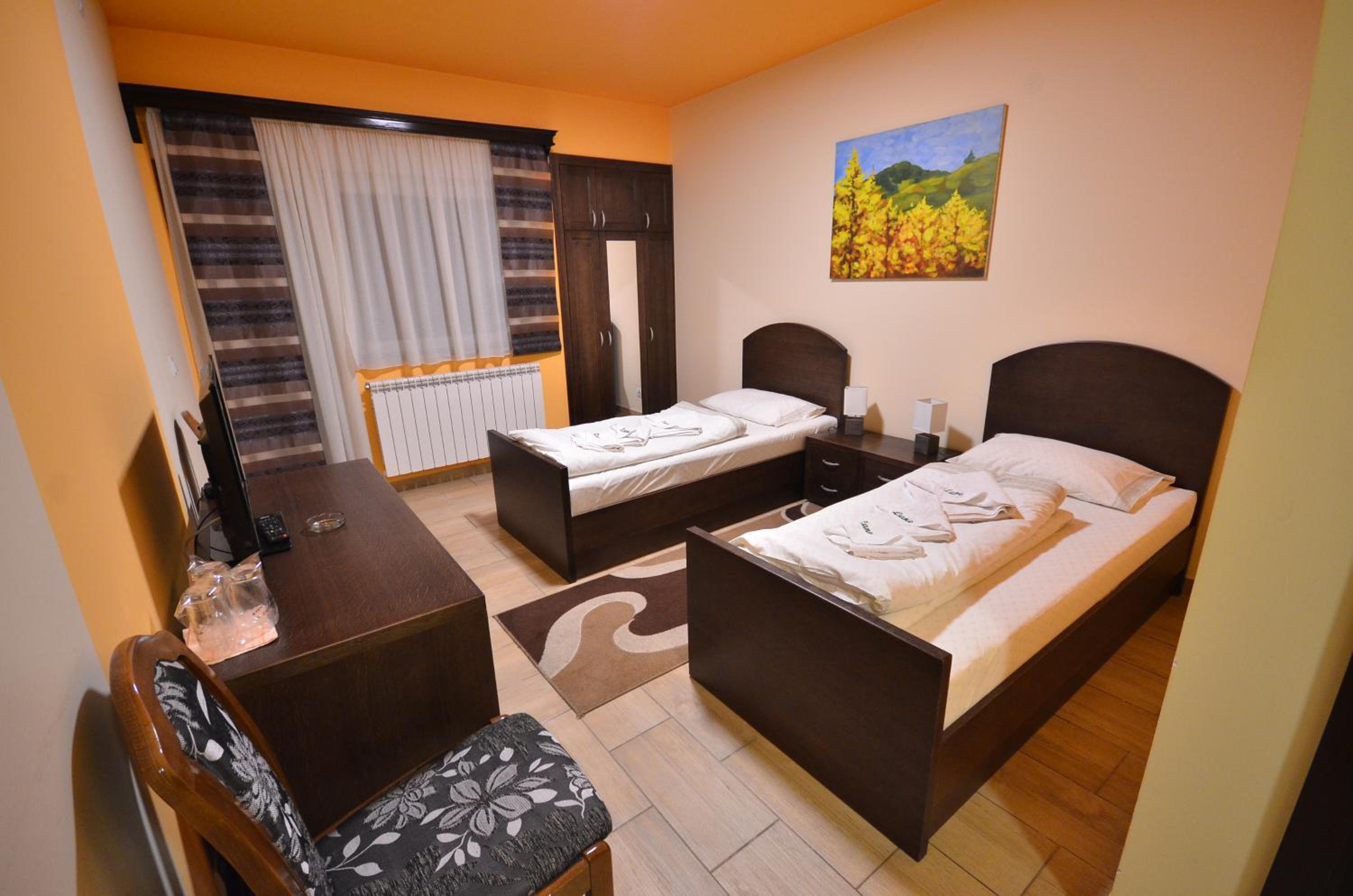 Twin Room - Photo 15