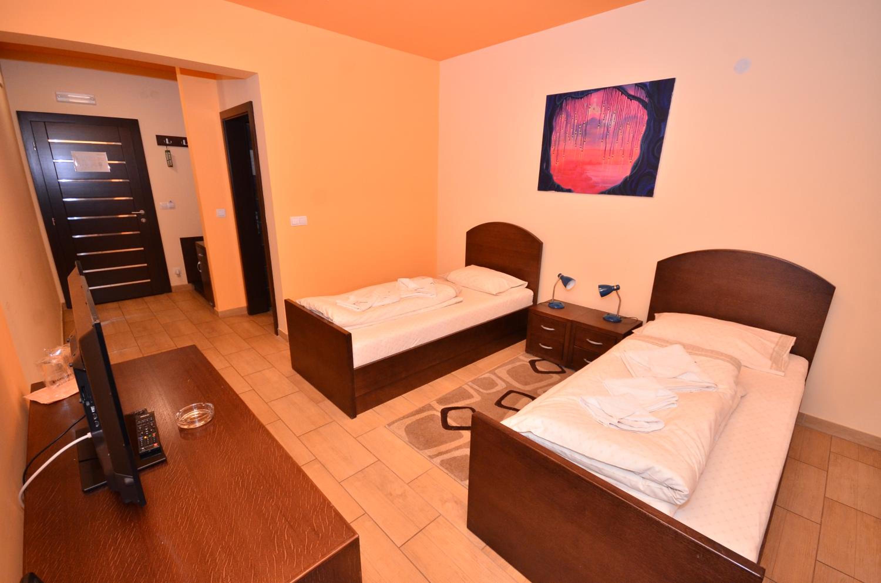 Twin Room - Photo 11