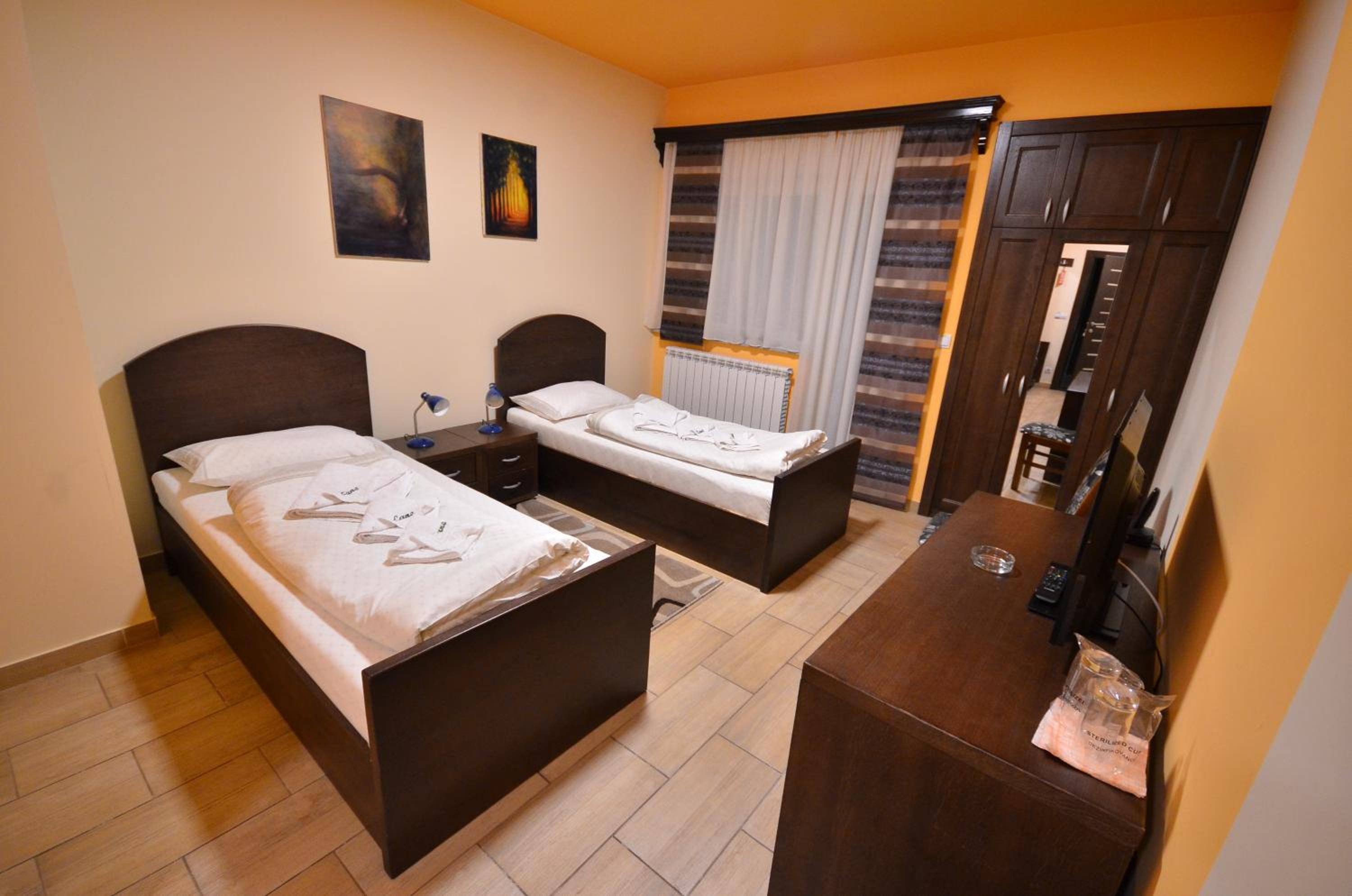 Twin Room - Photo 10