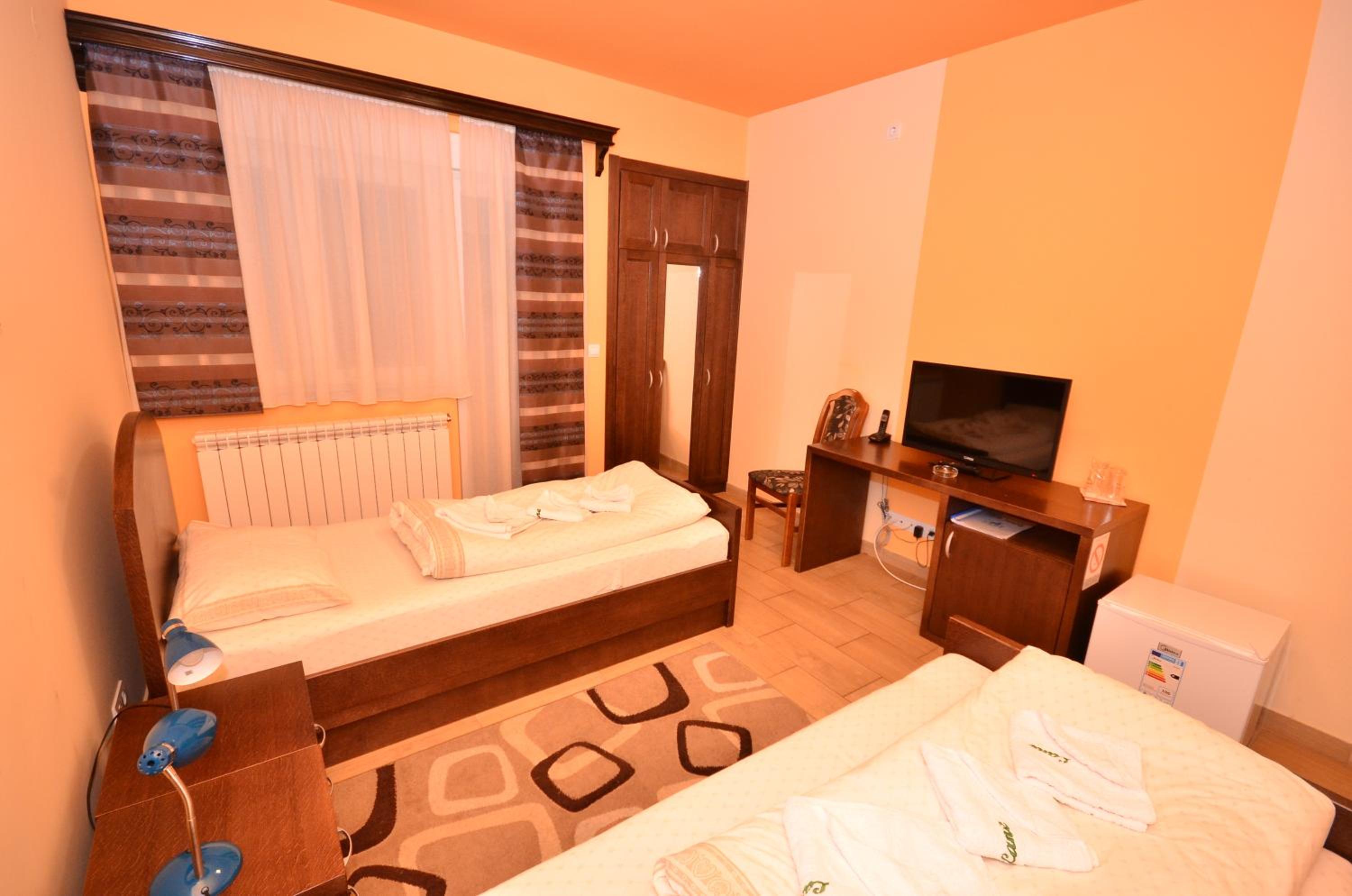 Twin Room - Photo 12