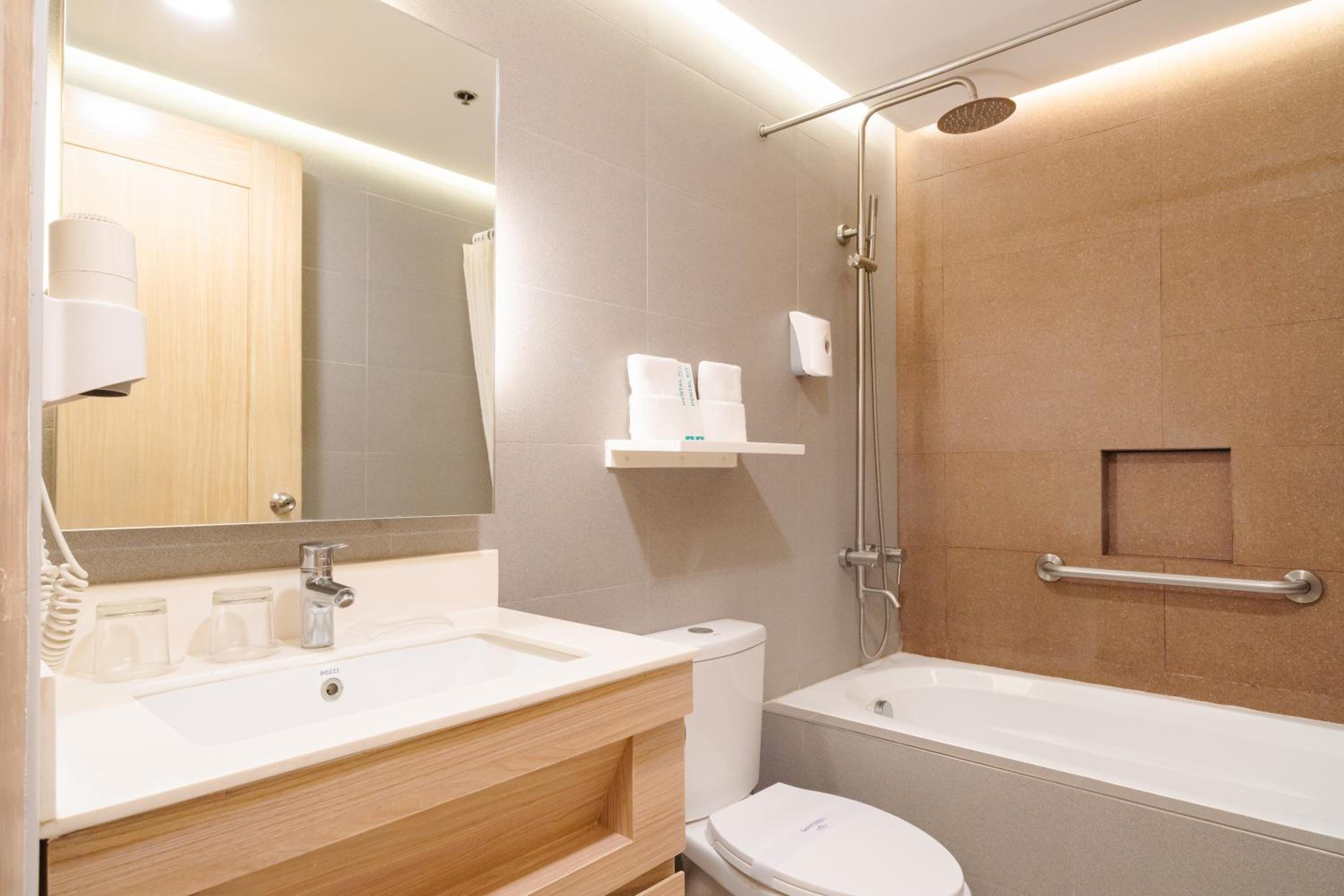 Queen Suite - Non-Smoking - Photo 16
