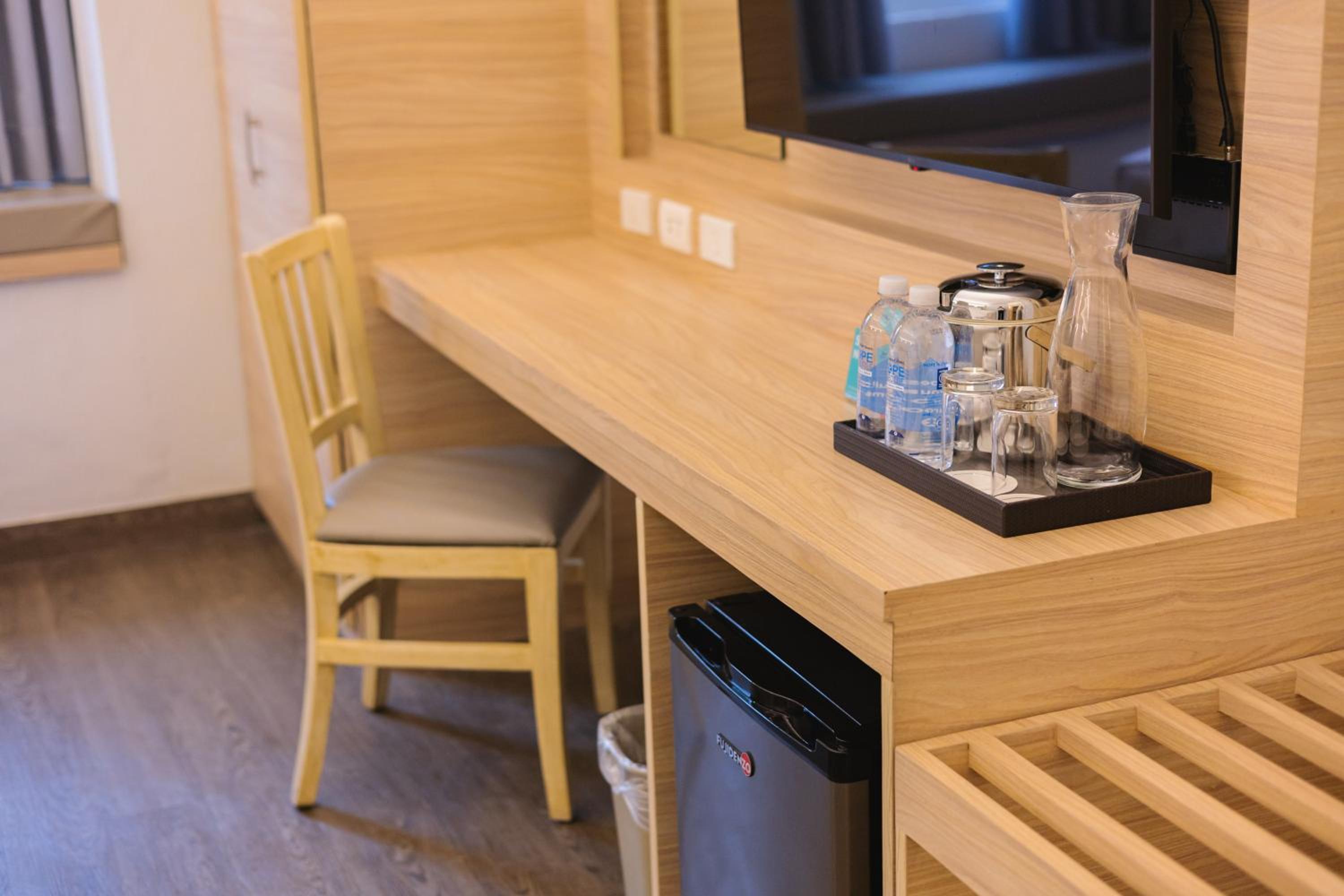 Queen Room - Non-Smoking - Photo 9