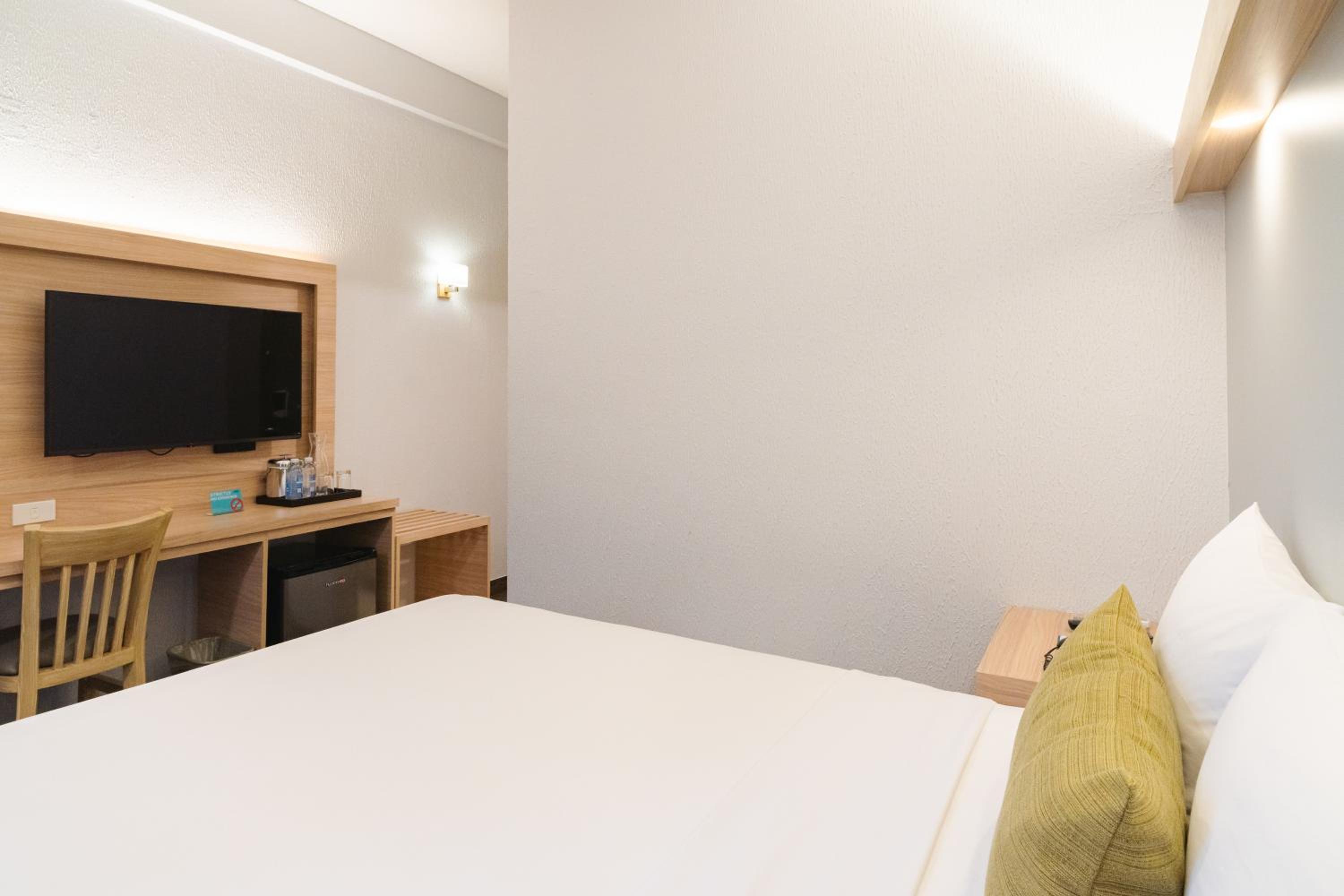Queen Room - Non-Smoking - Photo 2