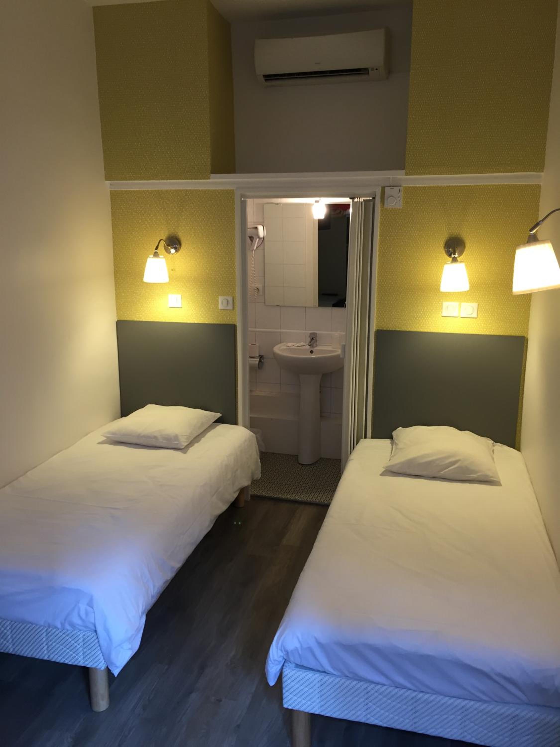Standard Twin Room photo 2