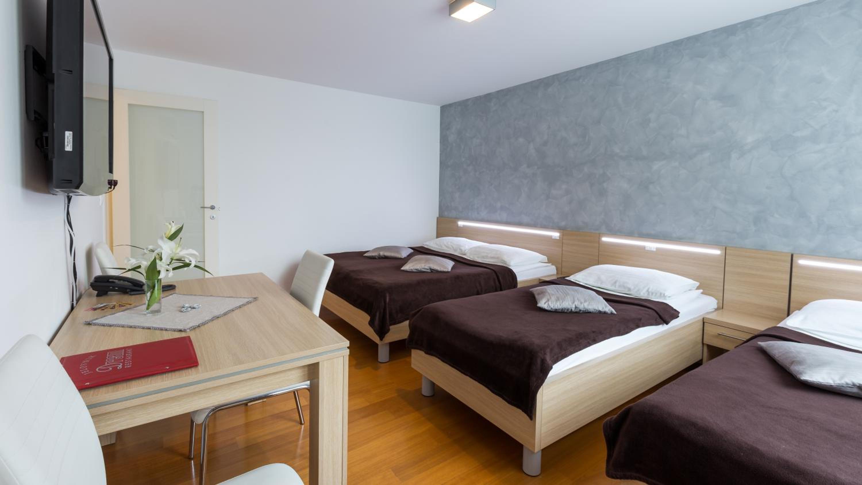 One-Bedroom Apartment (2 - 4 Adults) - Photo 1