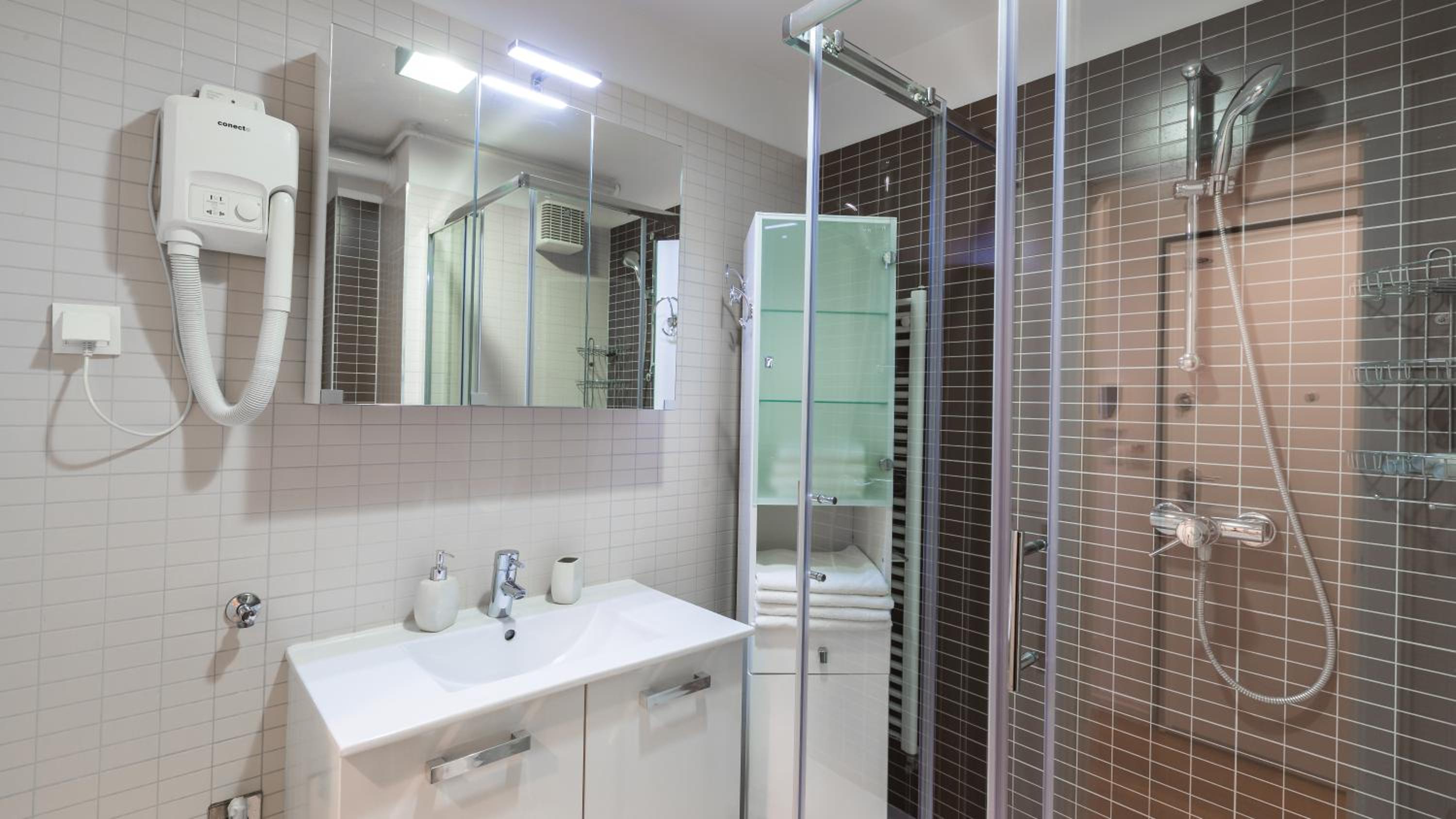 One-Bedroom Apartment (2 - 4 Adults) - Photo 16