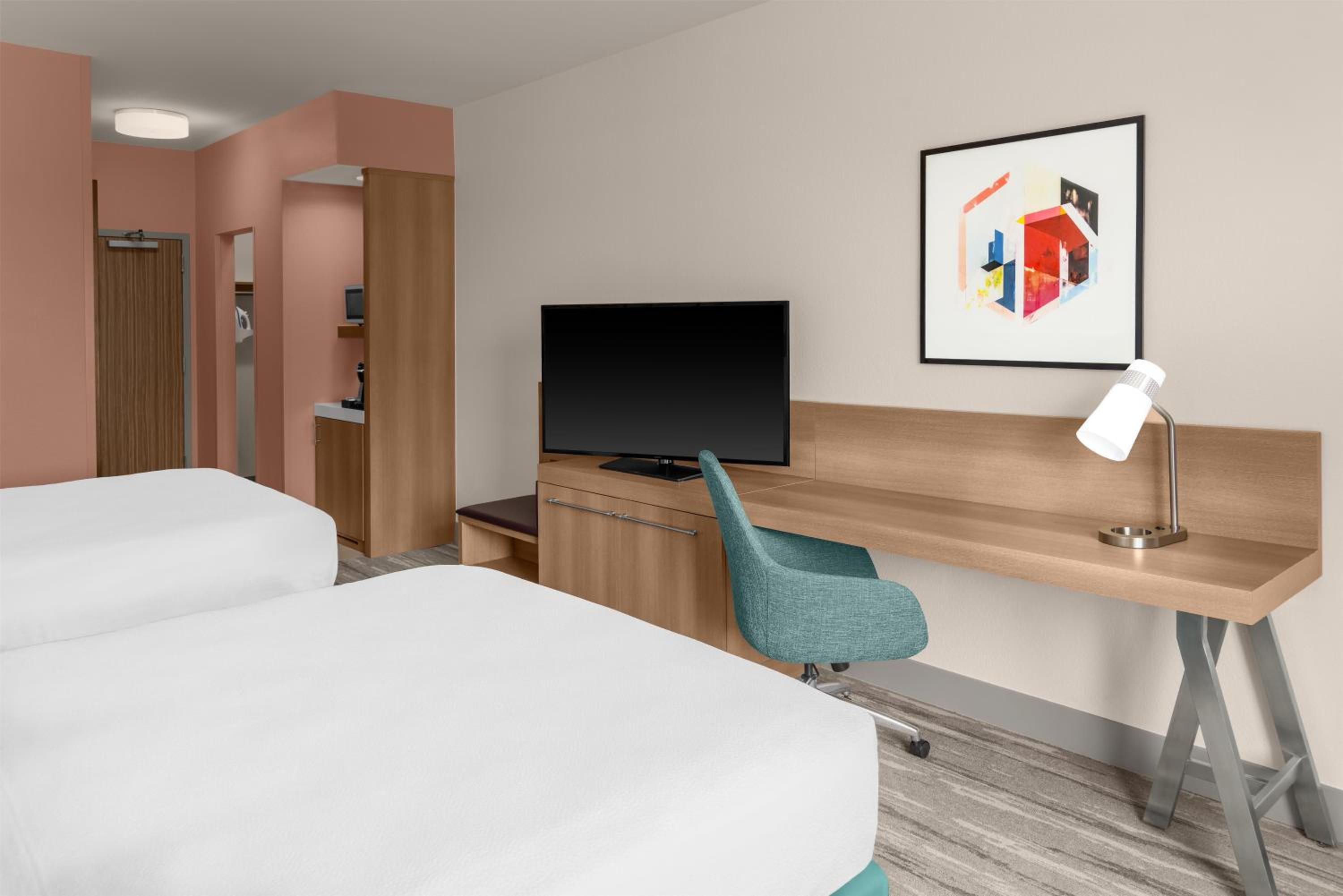 Queen Room with Two Queen Beds and City View photo 2