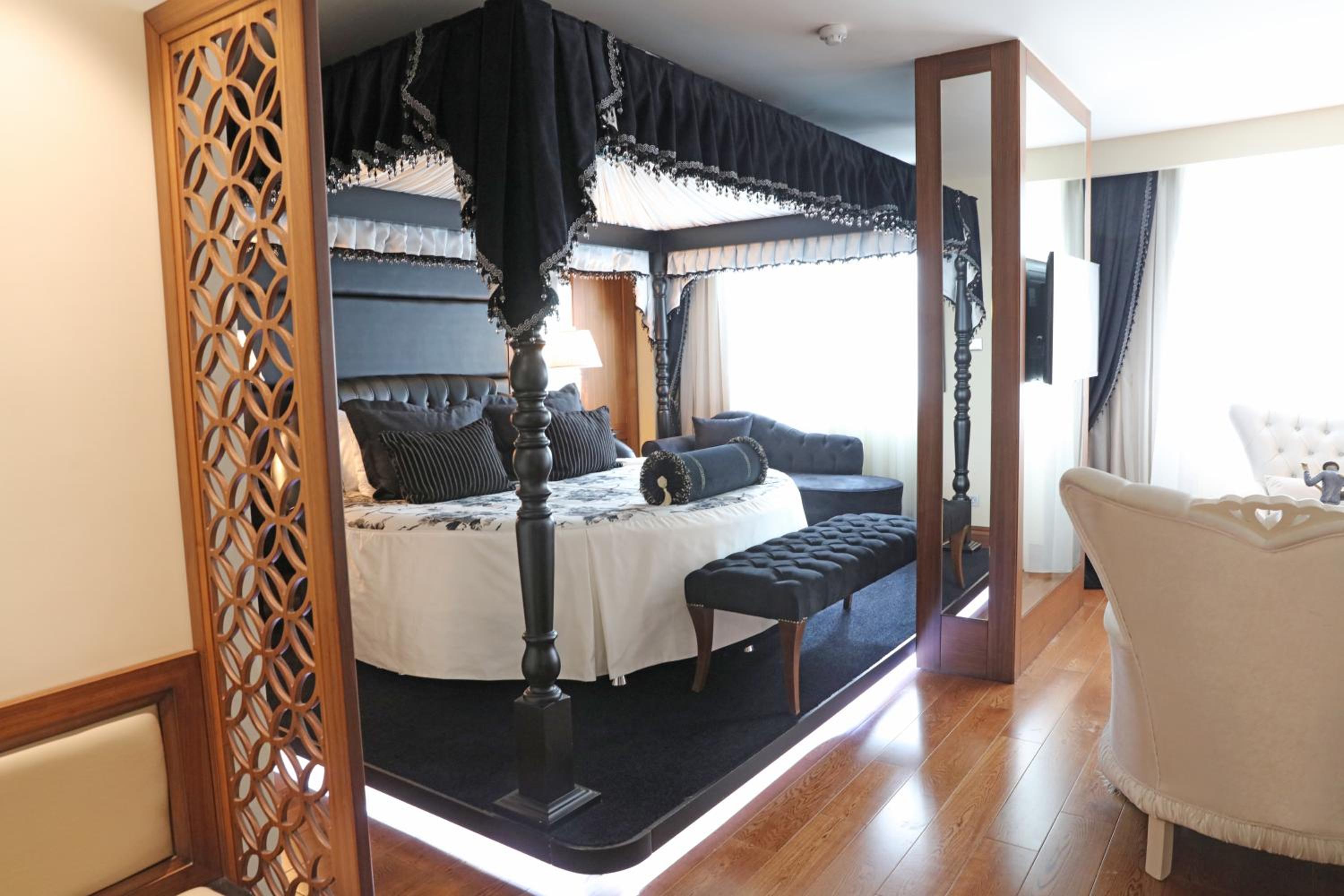 Honeymoon Suite photo 3