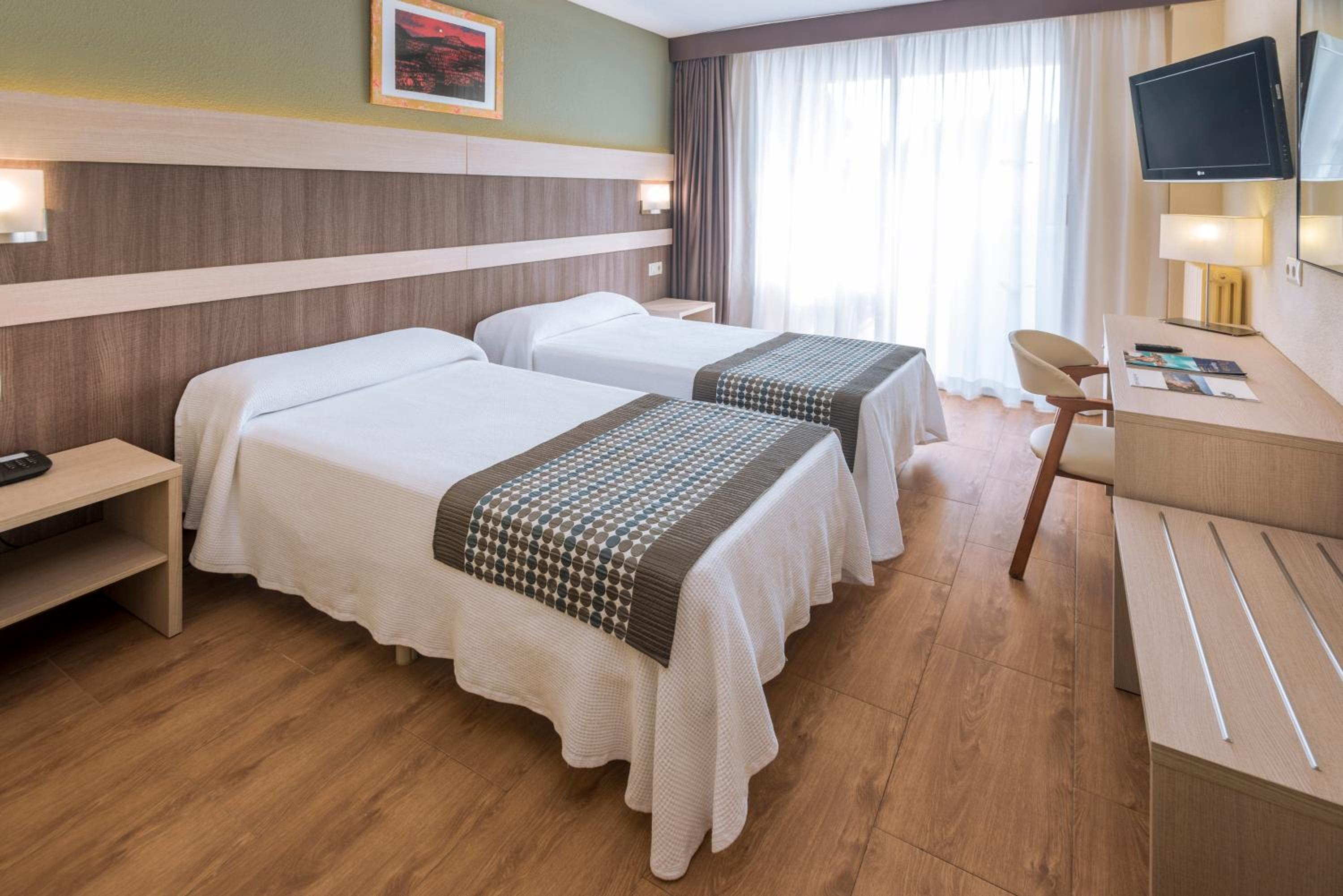 Standard Double Room (2 Adults) - Photo 1