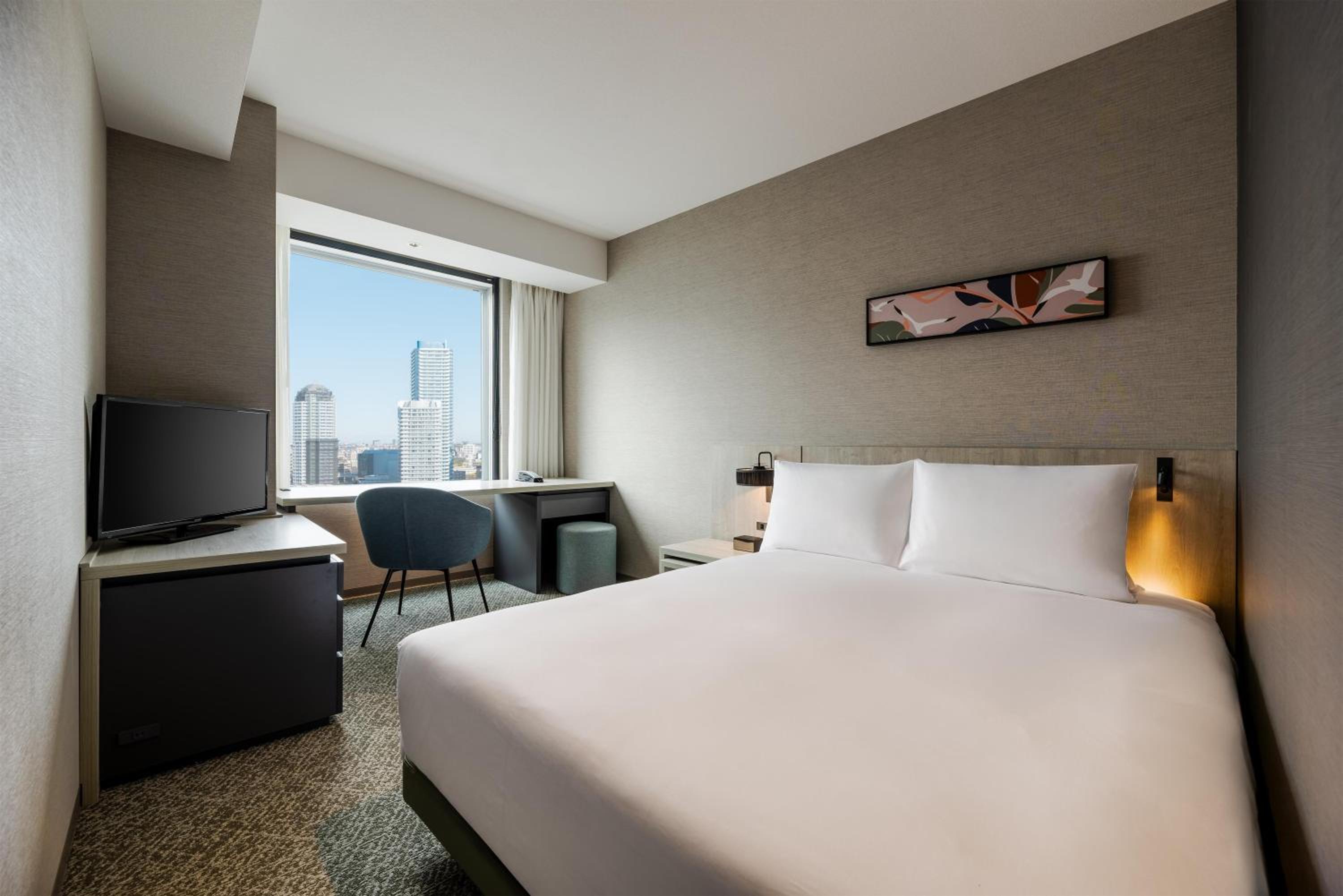 Queen Guest Room with City View