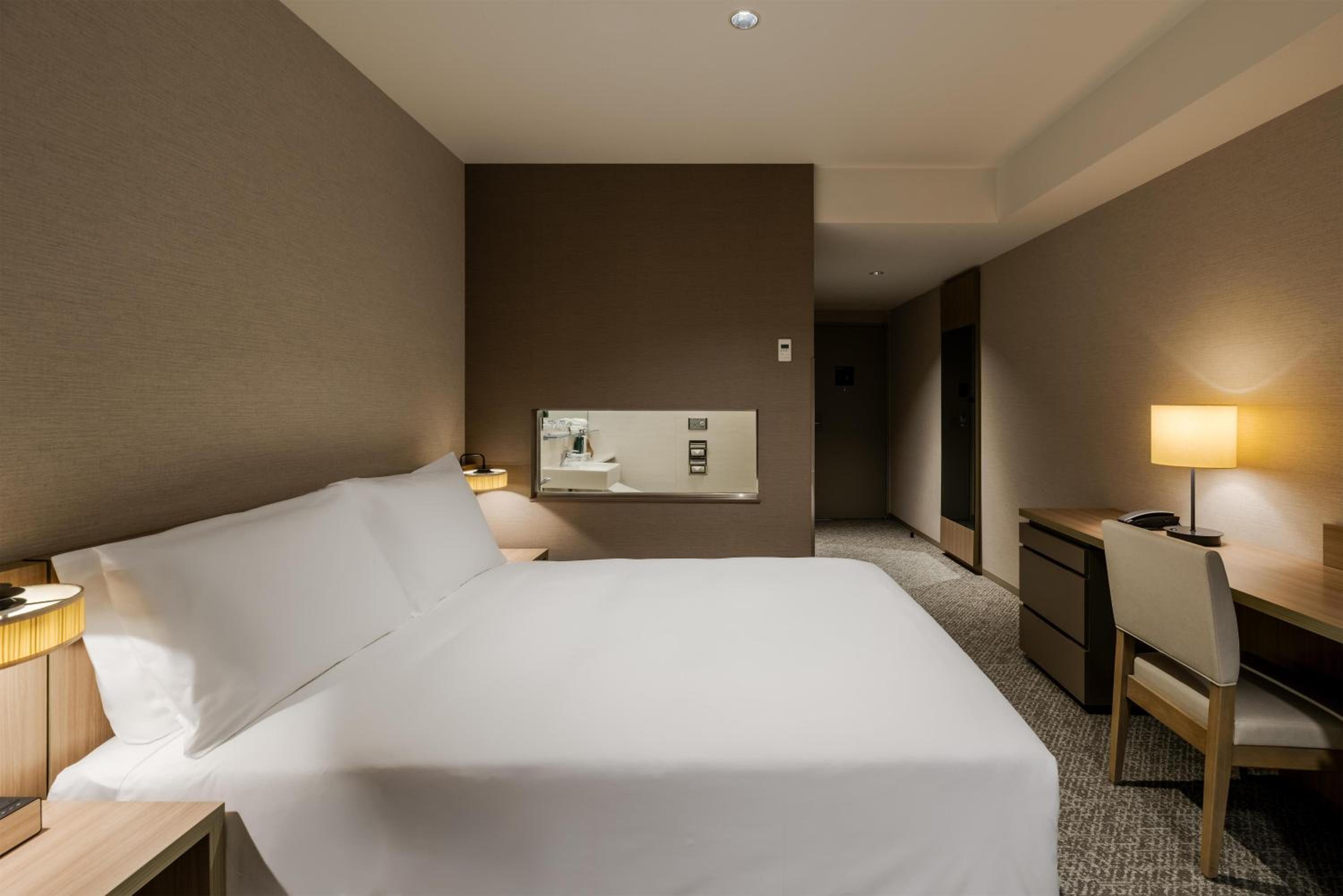 Queen Room - Ocean Side/High Floor