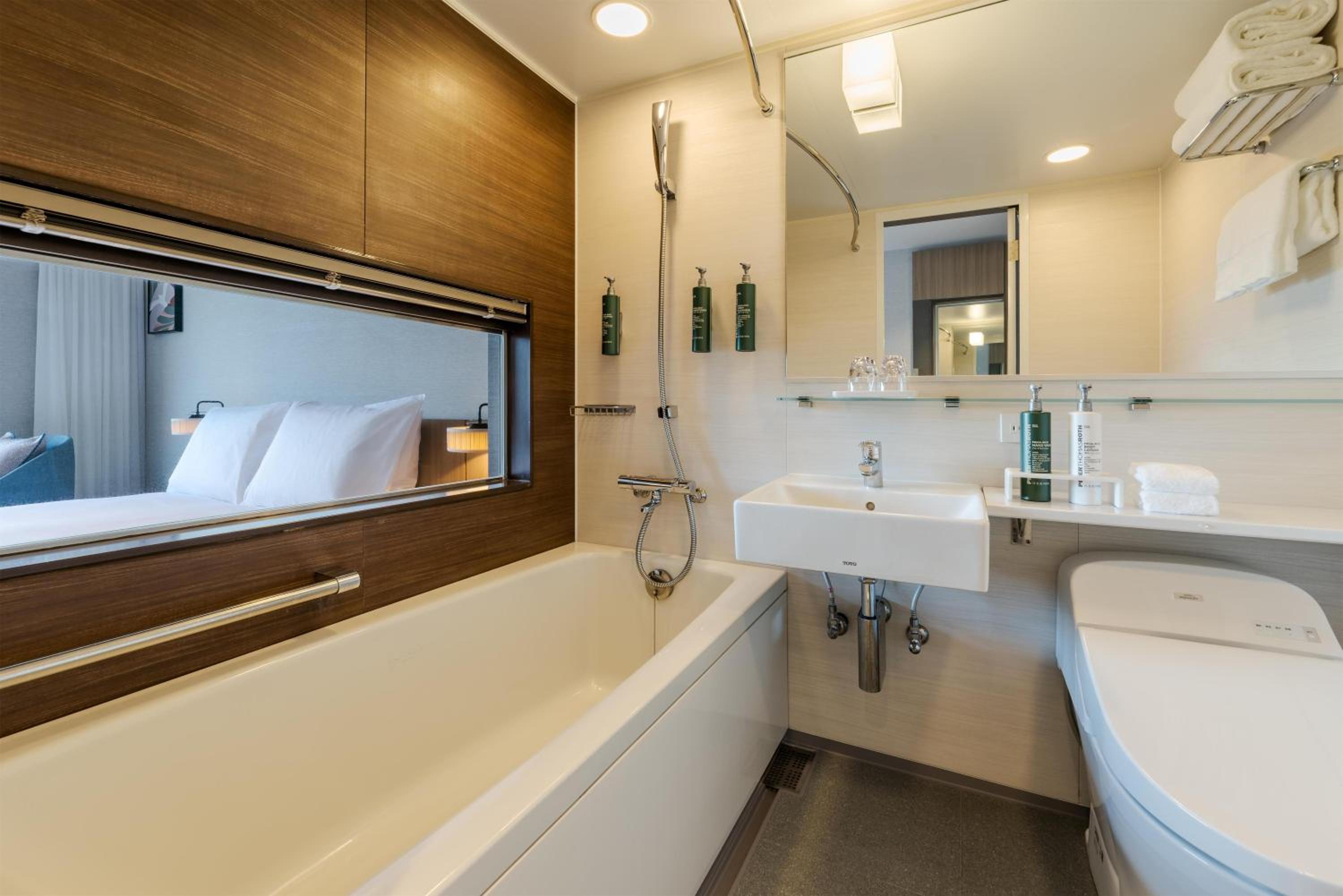 Queen Room - Ocean Side/High Floor