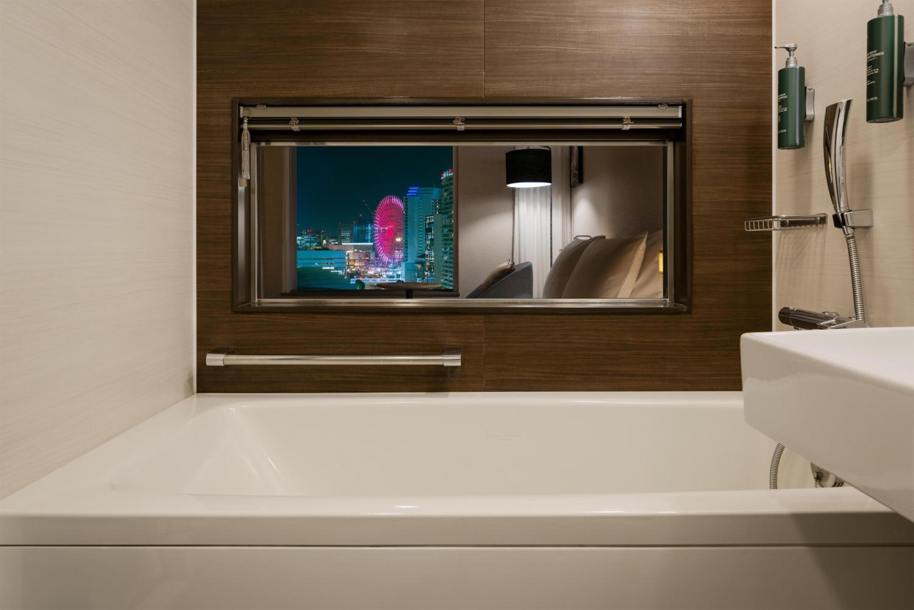 Queen Room - Ocean Side/High Floor
