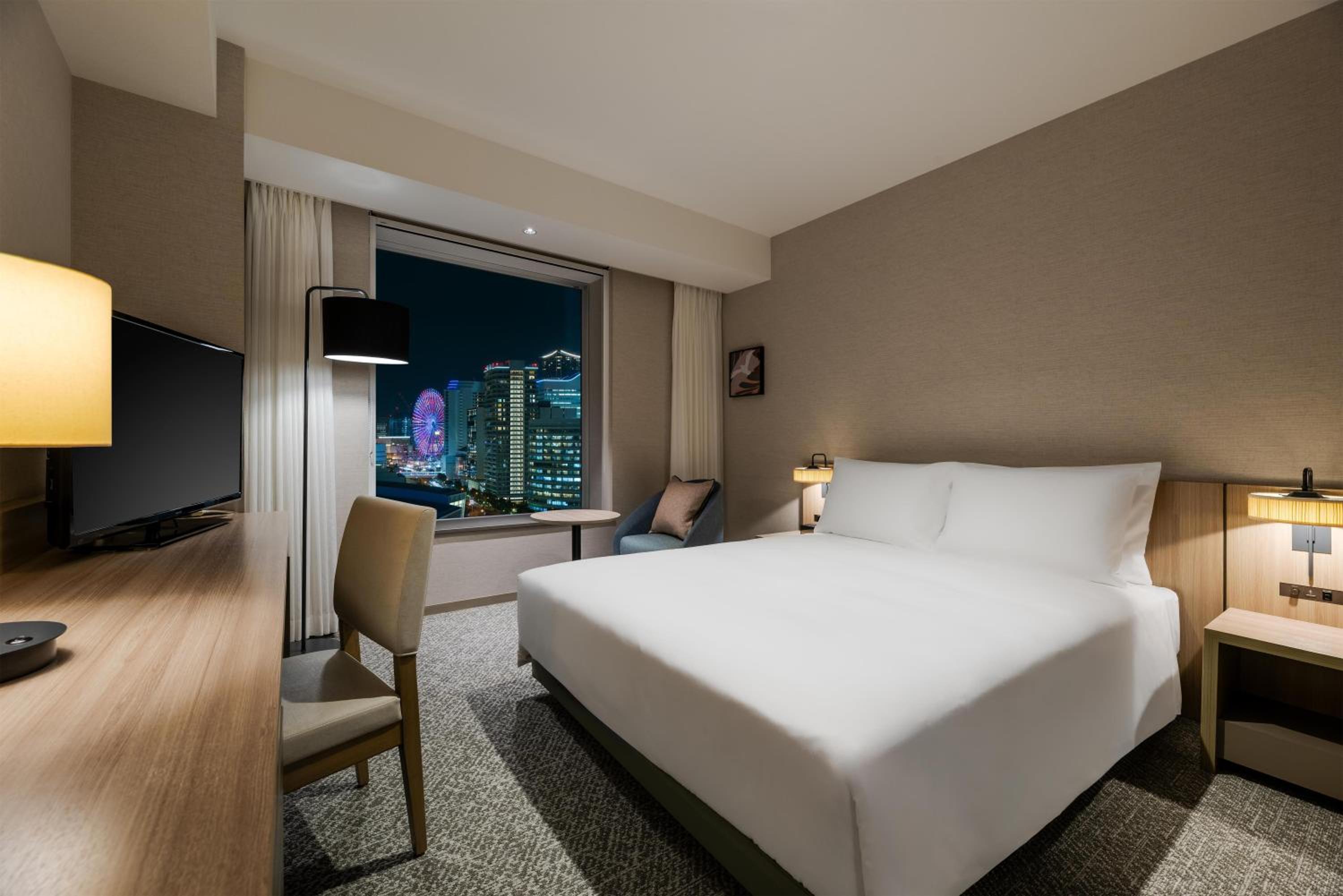 Queen Room - Ocean Side/High Floor