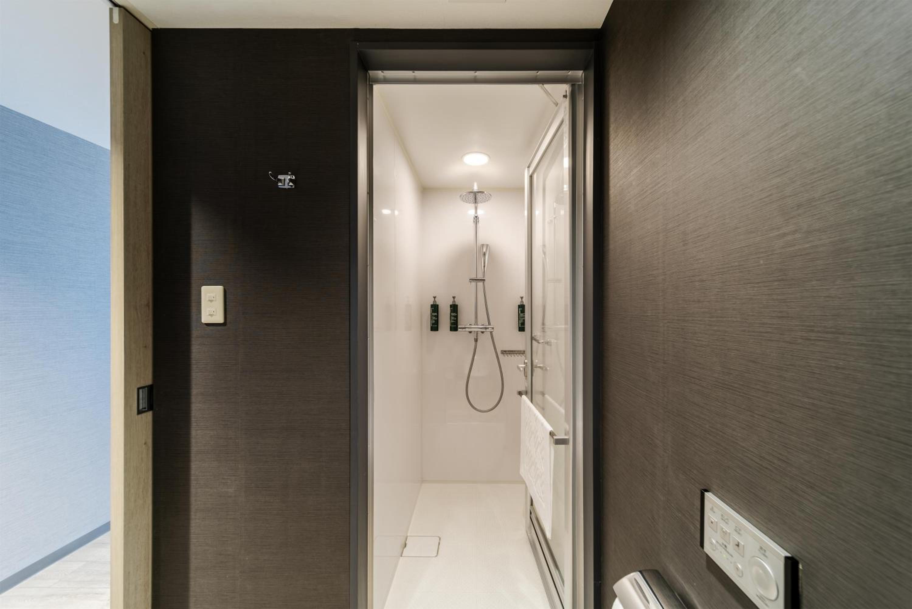 Double Room with City View thumbnail 5