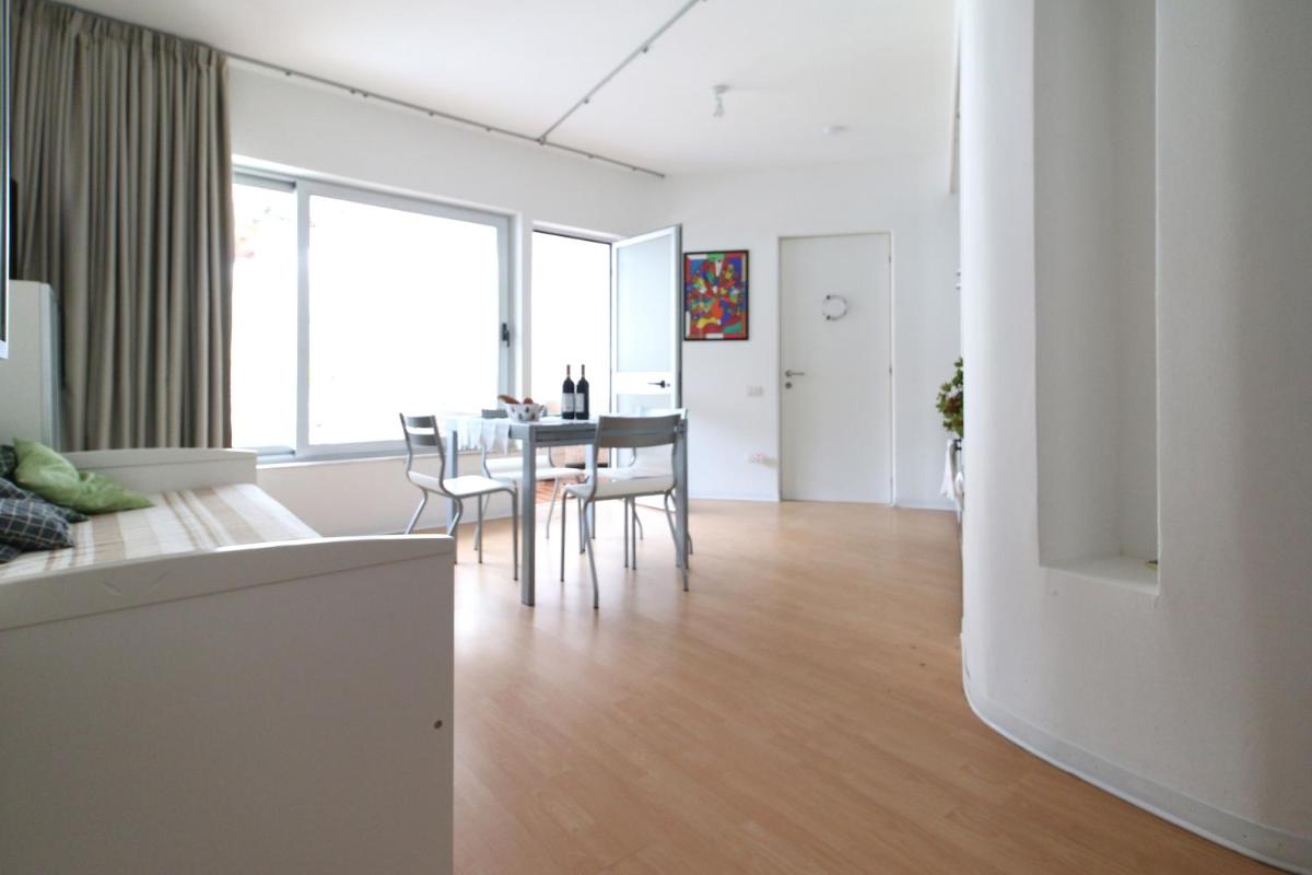 Five-Bedroom House photo 3