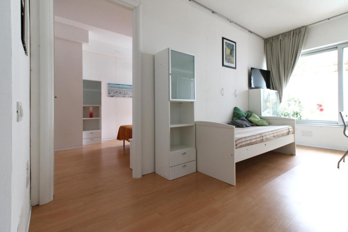 Five-Bedroom House photo 2