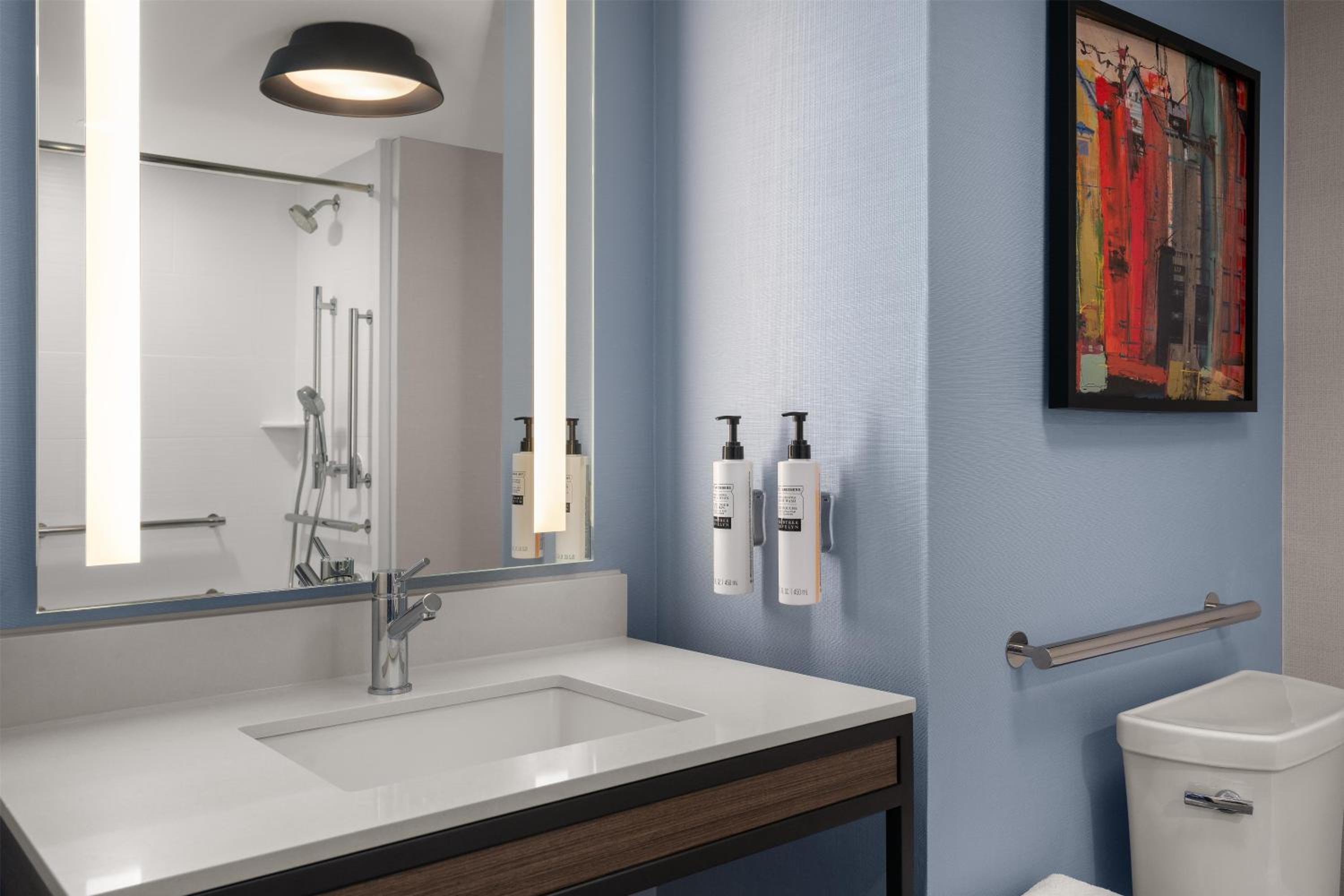 King Room with Accessible Tub - Mobility Access - Photo 1