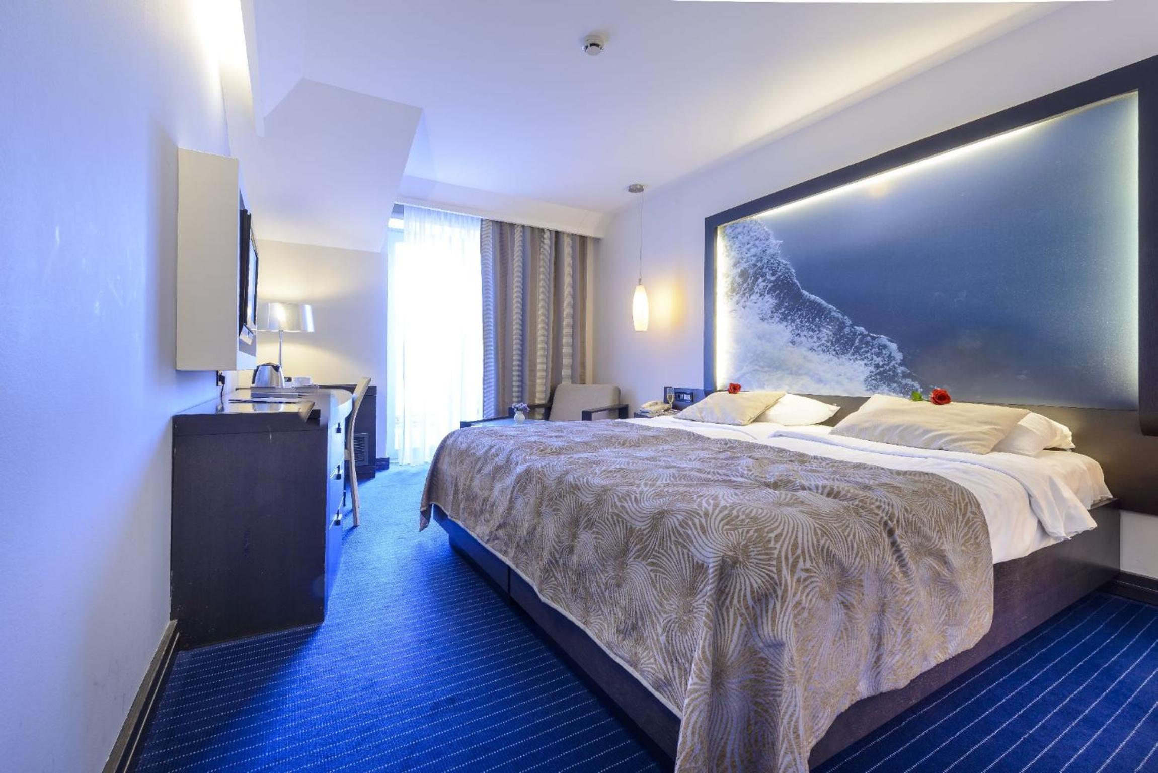 Classic Double or Twin Room with Balcony - Photo 8