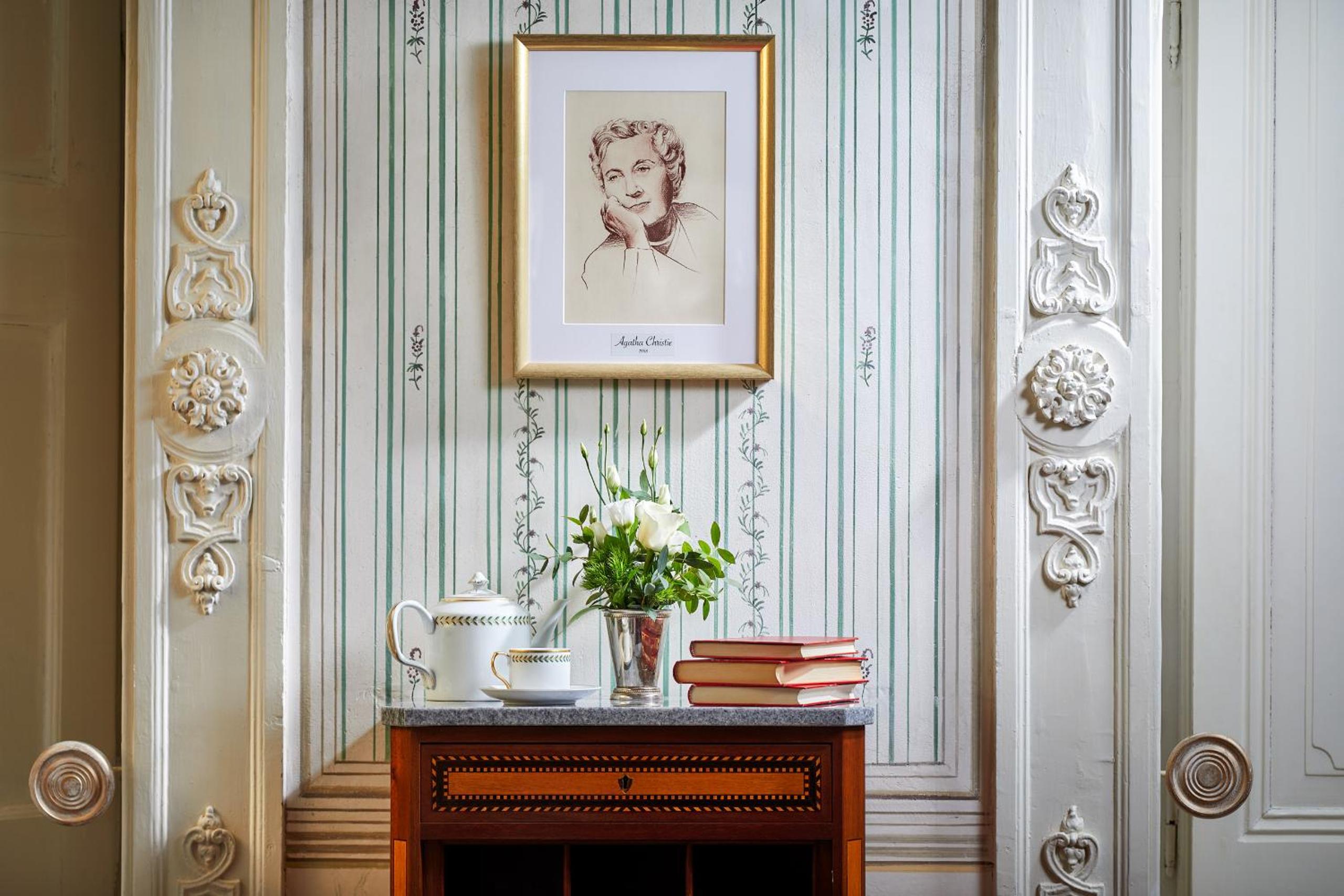 Signature Suite - Photo 2