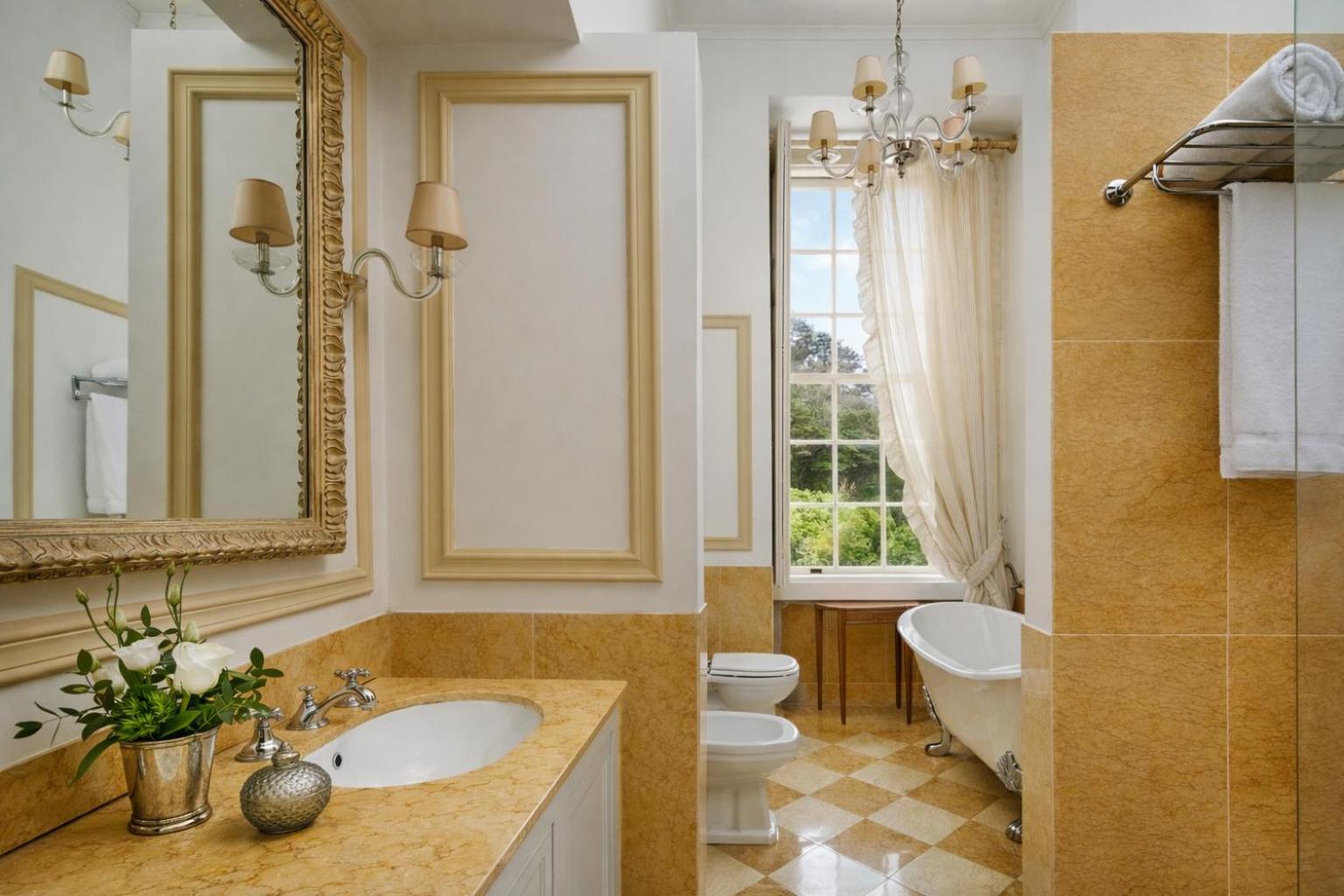 Signature Suite - Photo 4