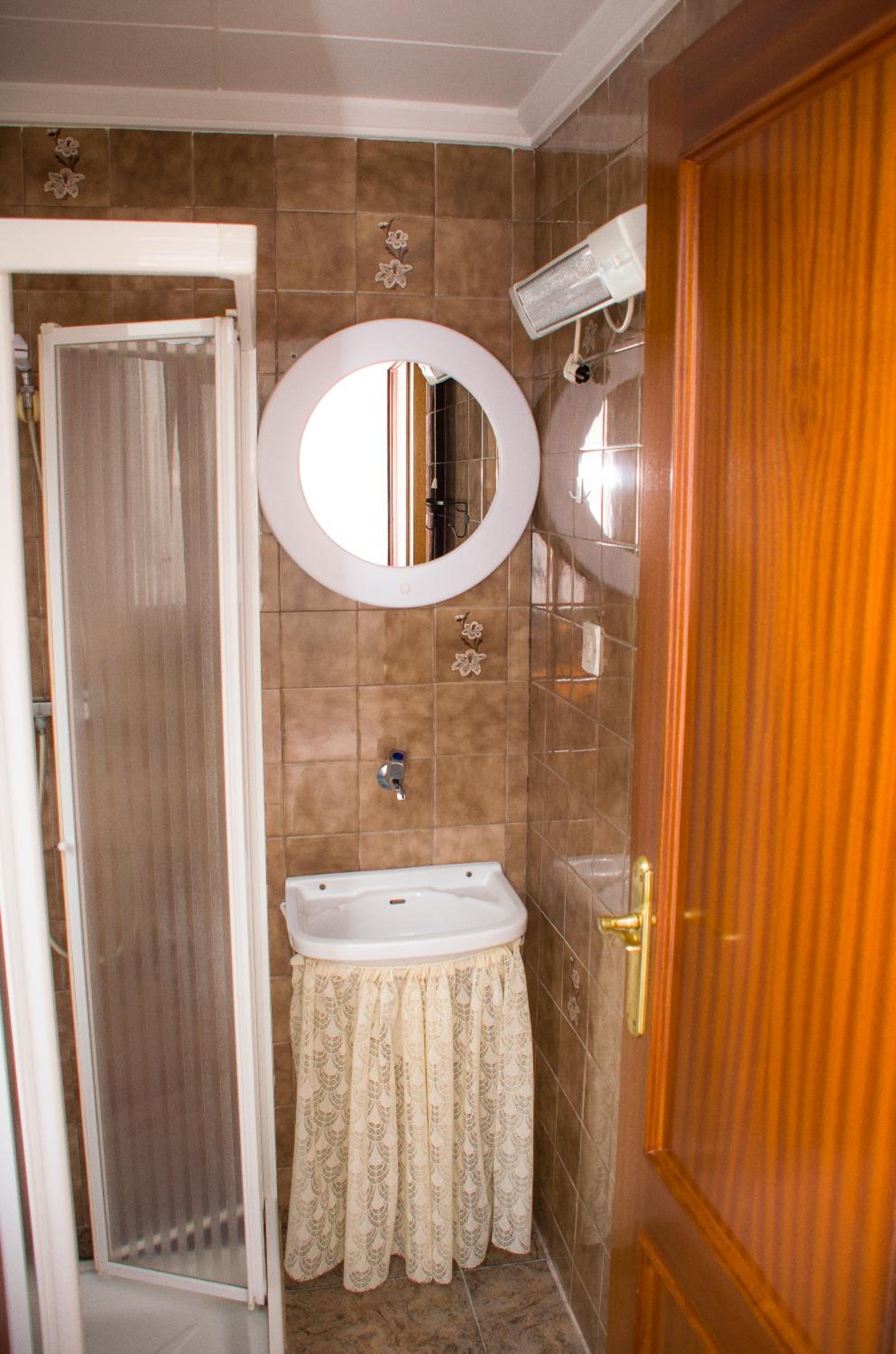 Twin Room with Bathroom photo 3