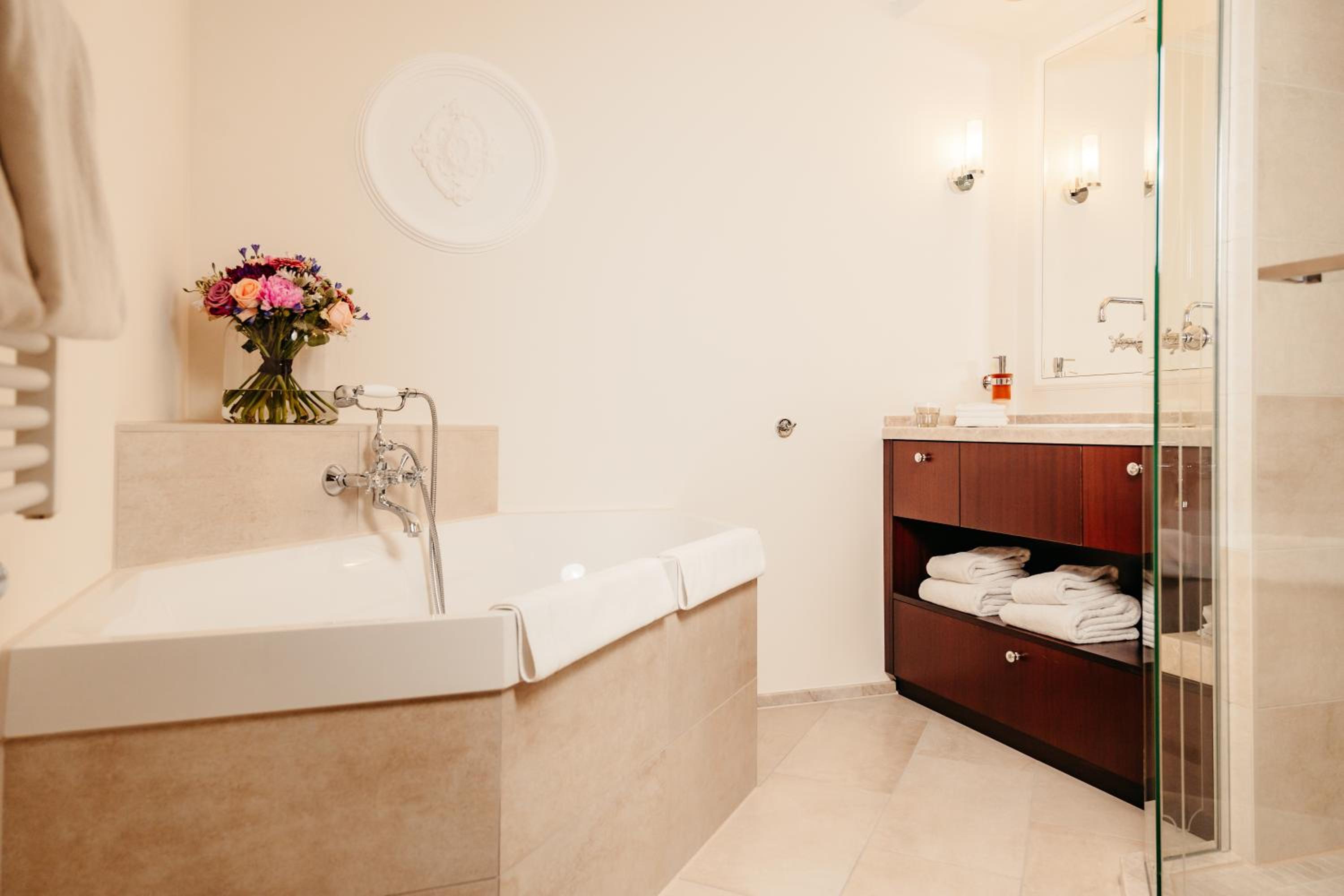 Executive Suite with One Double and Two Single Beds - Disability Access/Ground Floor photo 2