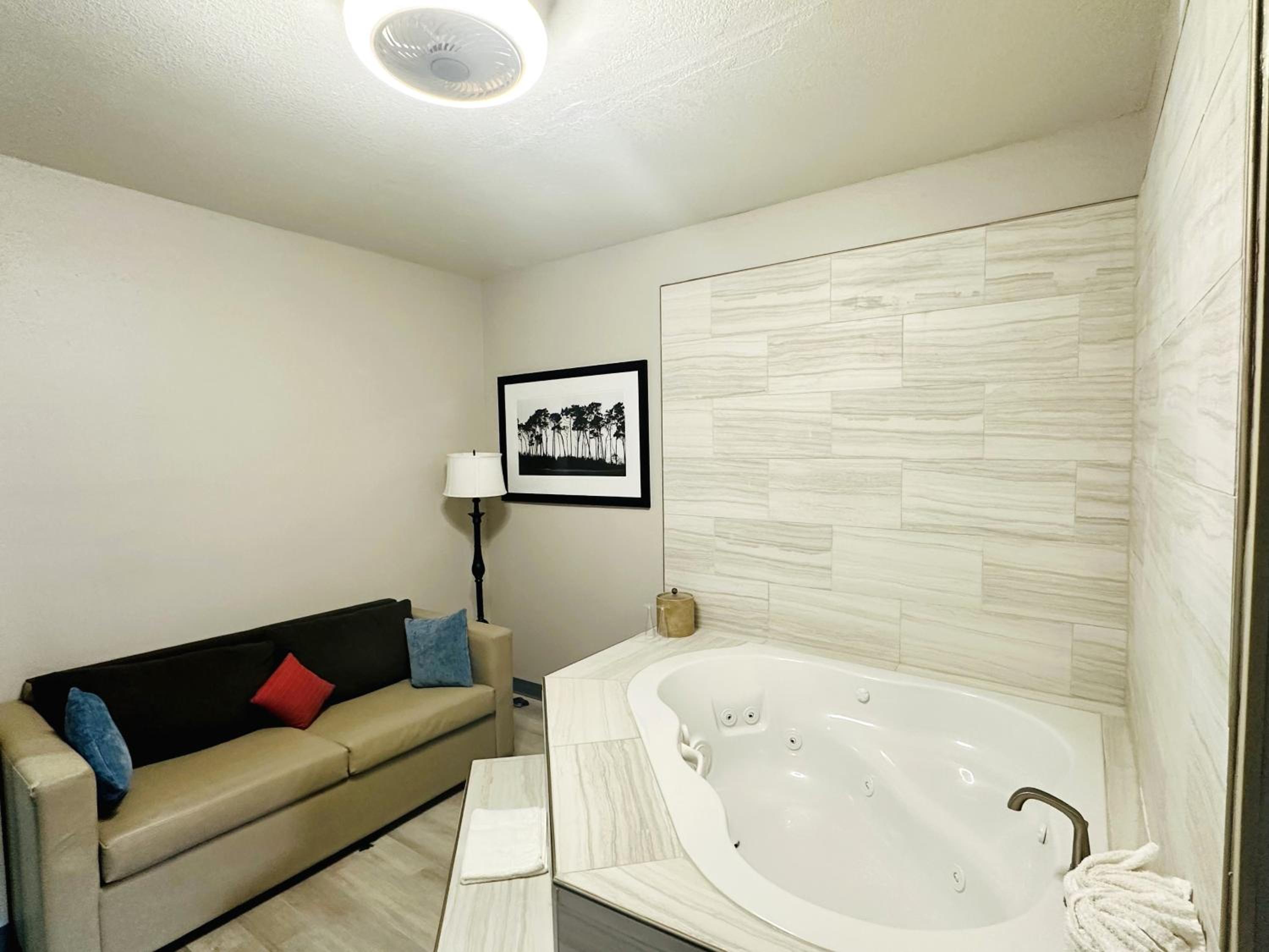 One-Bedroom Deluxe King Suite - Non-Smoking - Photo 1