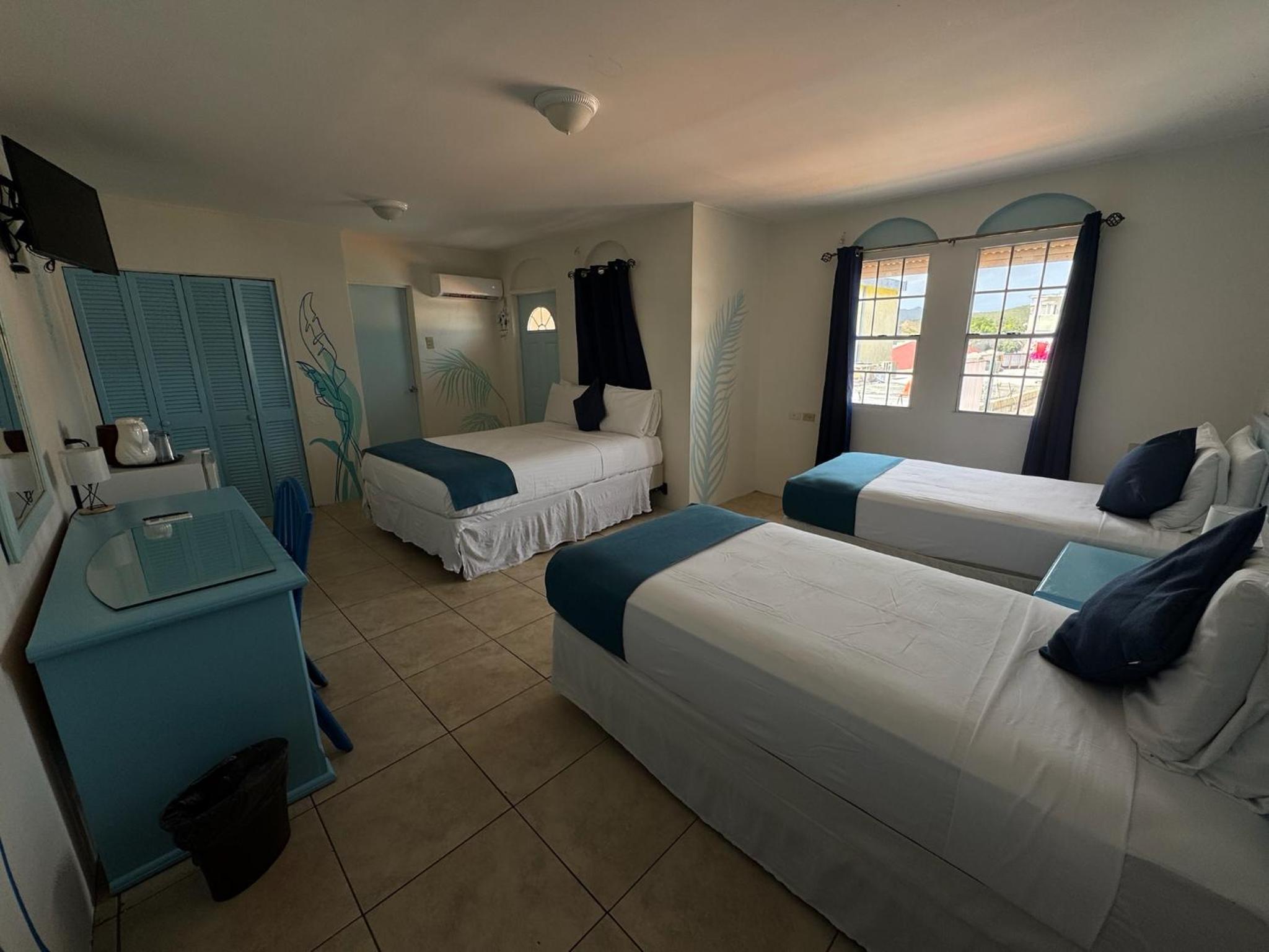 Quadruple Signature Artist Room photo 1