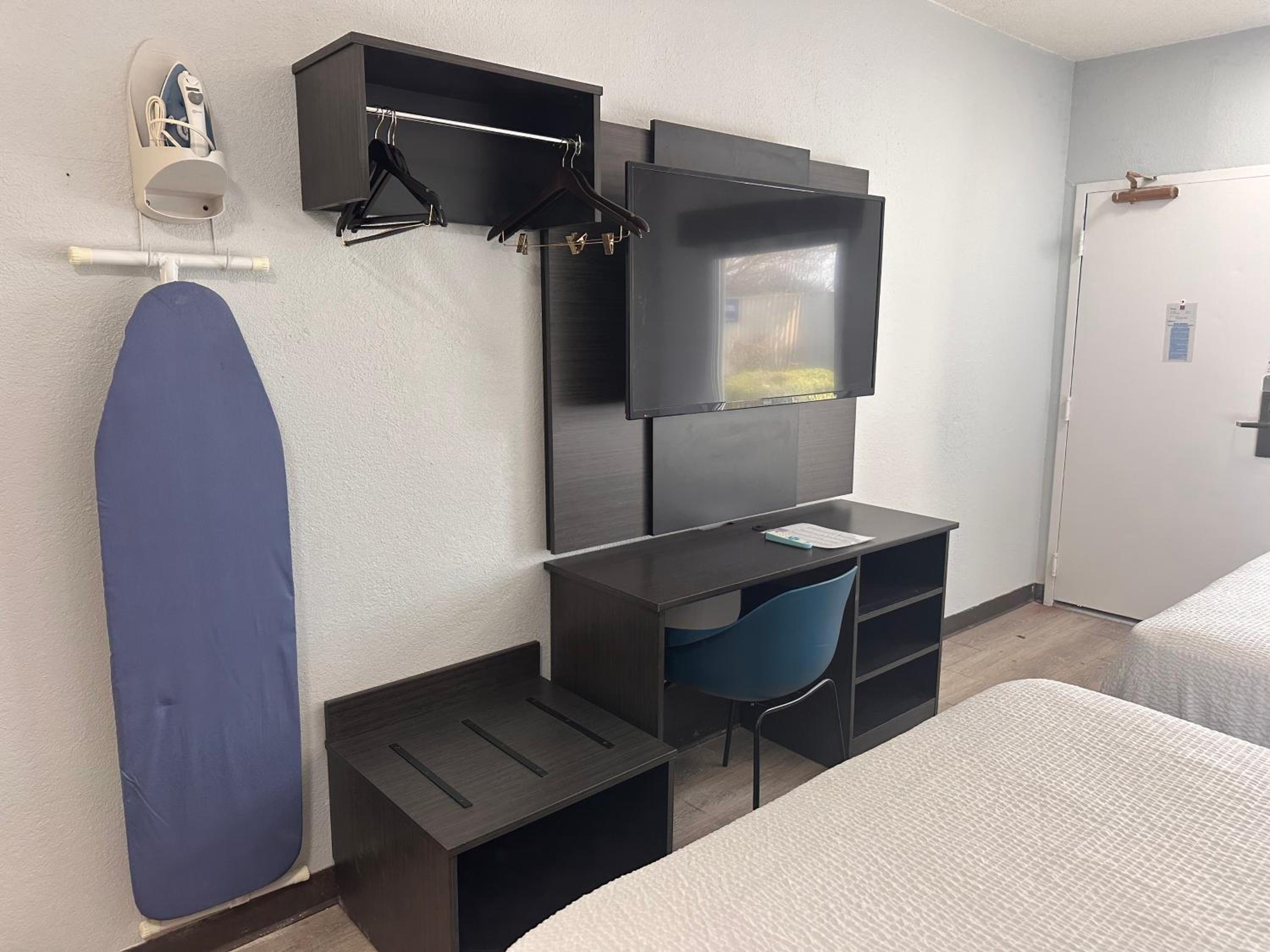 2 Full Beds | Non-Smoking, Kitchen