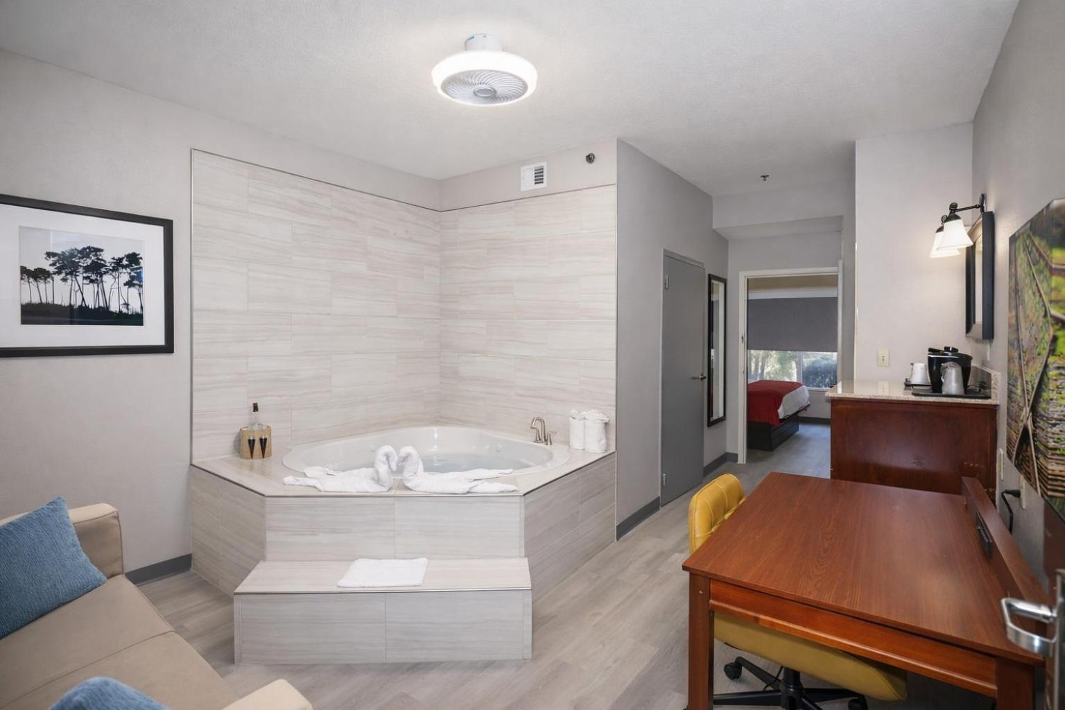 One-Bedroom Deluxe King Suite - Non-Smoking - Photo 3