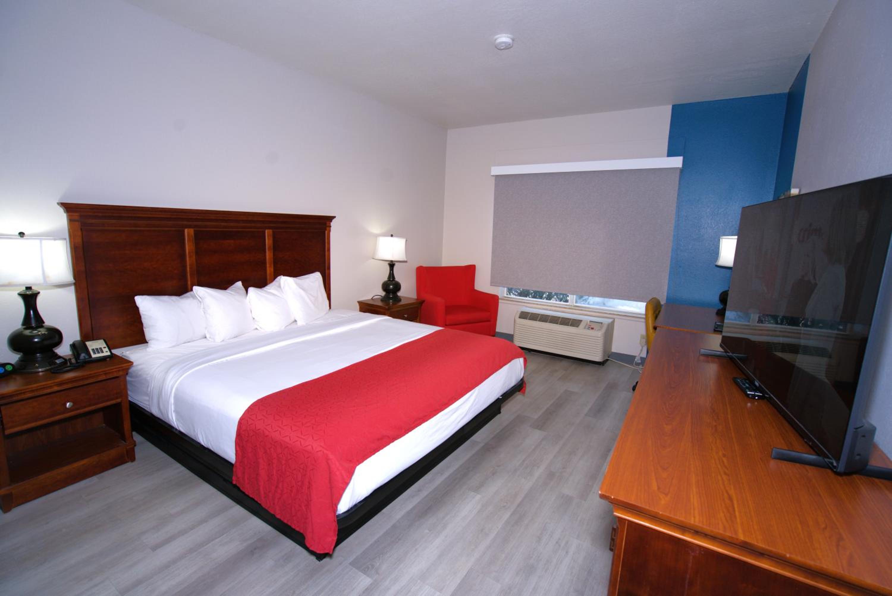 One-Bedroom King Suite - Non-Smoking - Photo 2