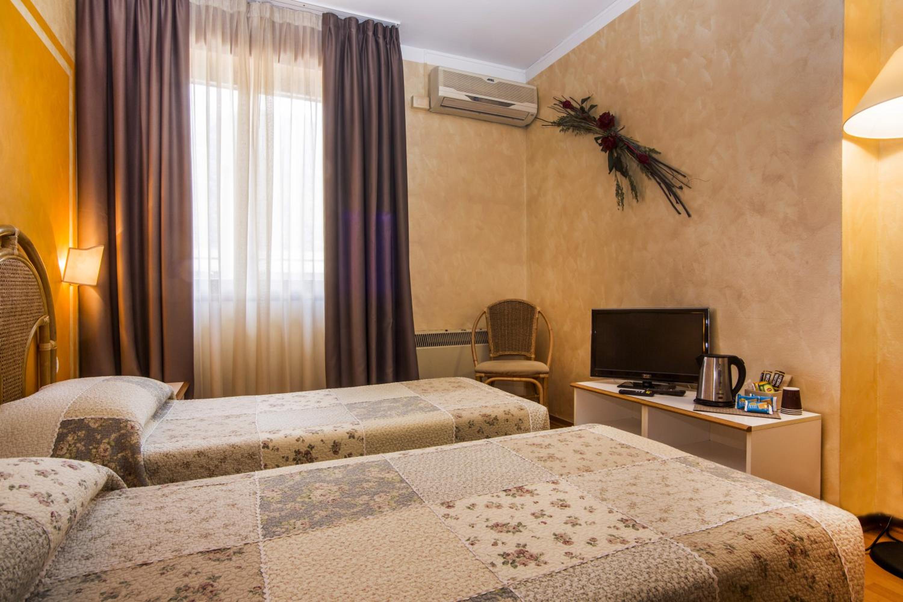 Double or Twin Room - Photo 6