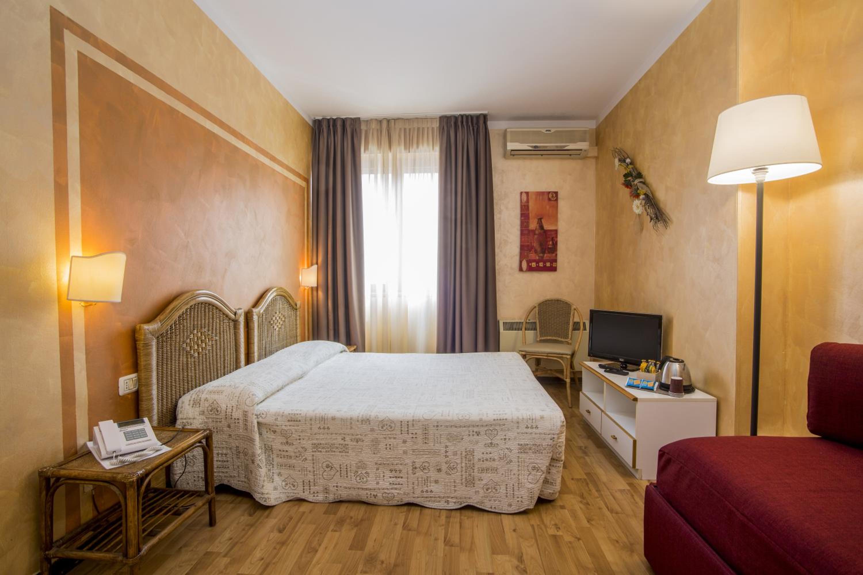 Double or Twin Room - Photo 3