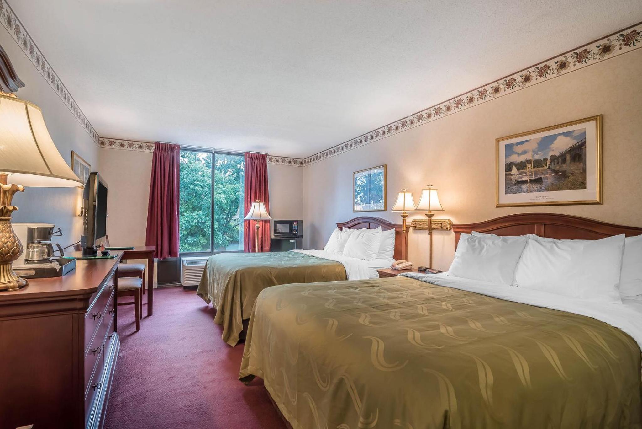 Queen Room with Two Queen Beds - Non-Smoking - Photo 6