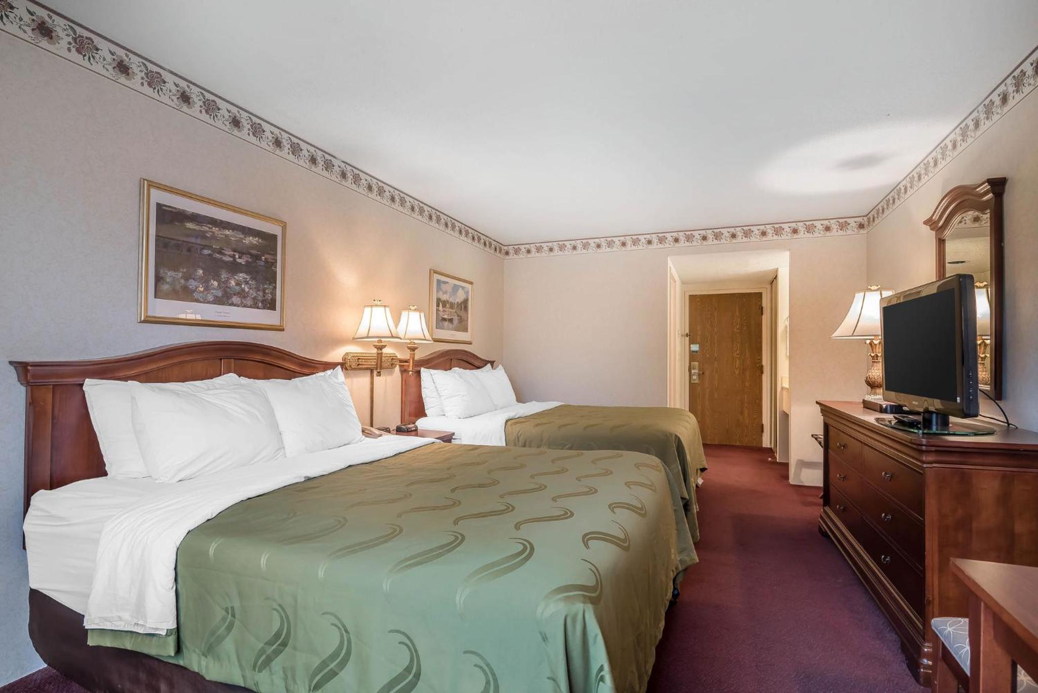 Queen Room with Two Queen Beds - Non-Smoking - Photo 5