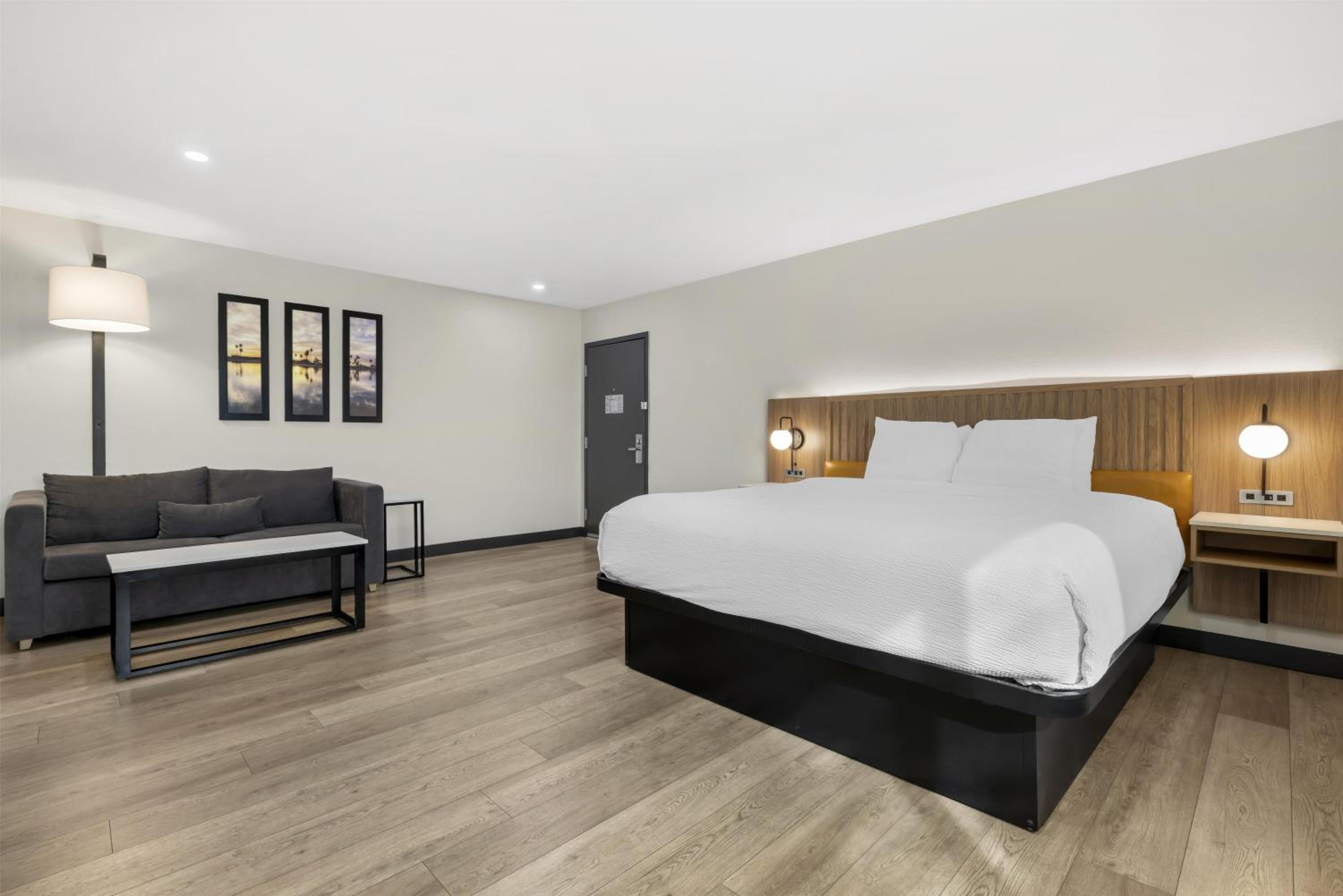 Large Corner King Room with Sofa Bed - Non-Smoking - Photo 4