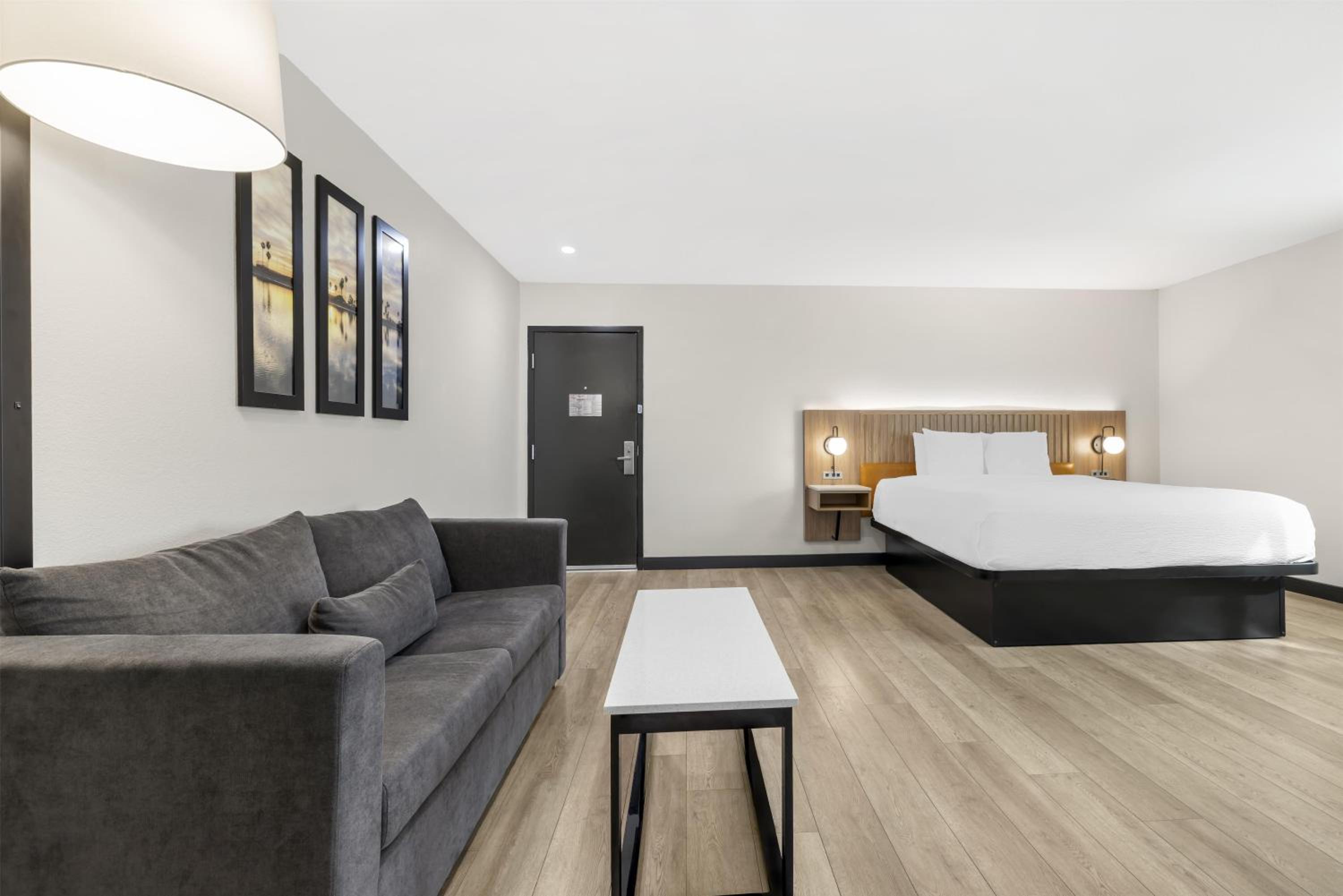 Large Corner King Room with Sofa Bed - Non-Smoking - Photo 1