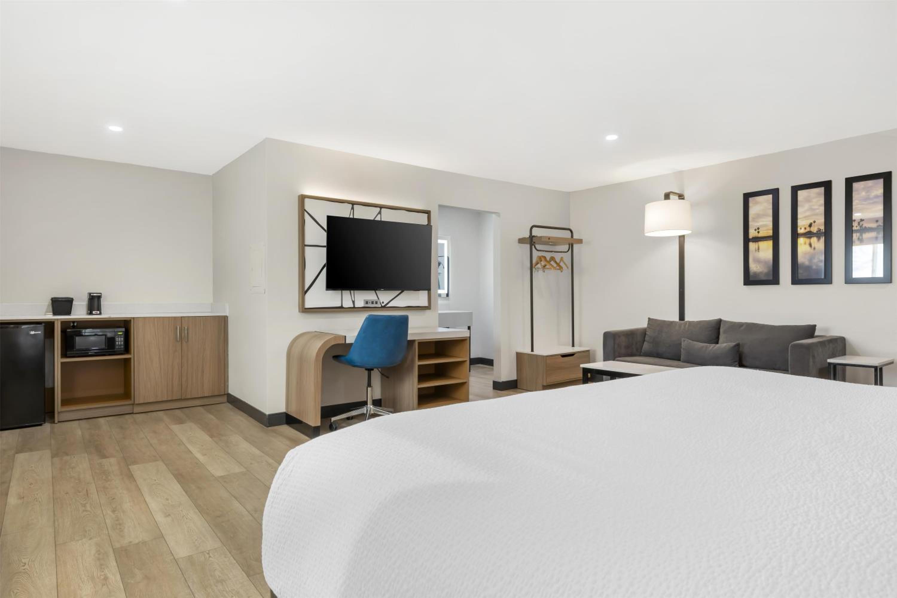 Large Corner King Room with Sofa Bed - Non-Smoking - Photo 5