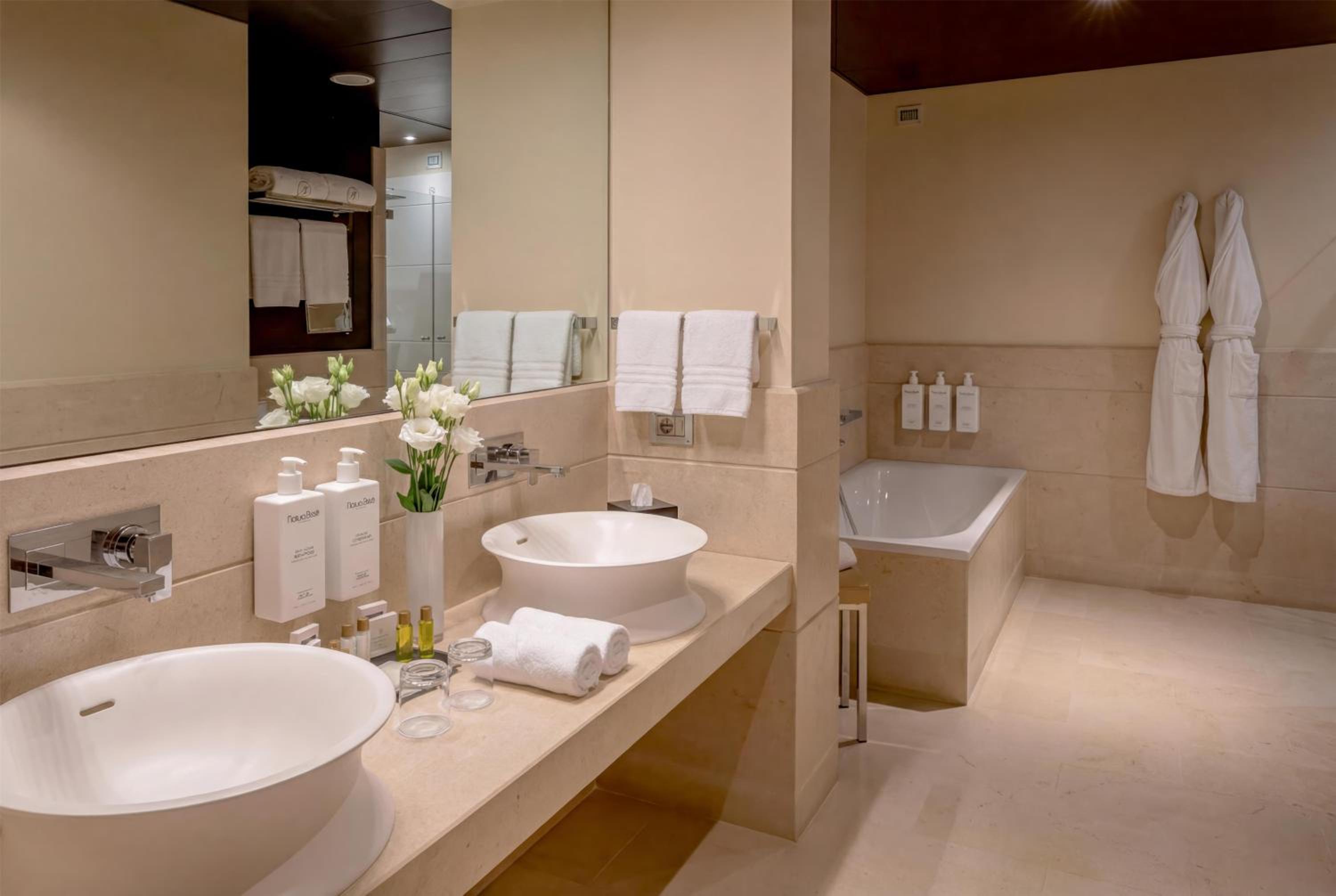 Suite with Terrace - Photo 3