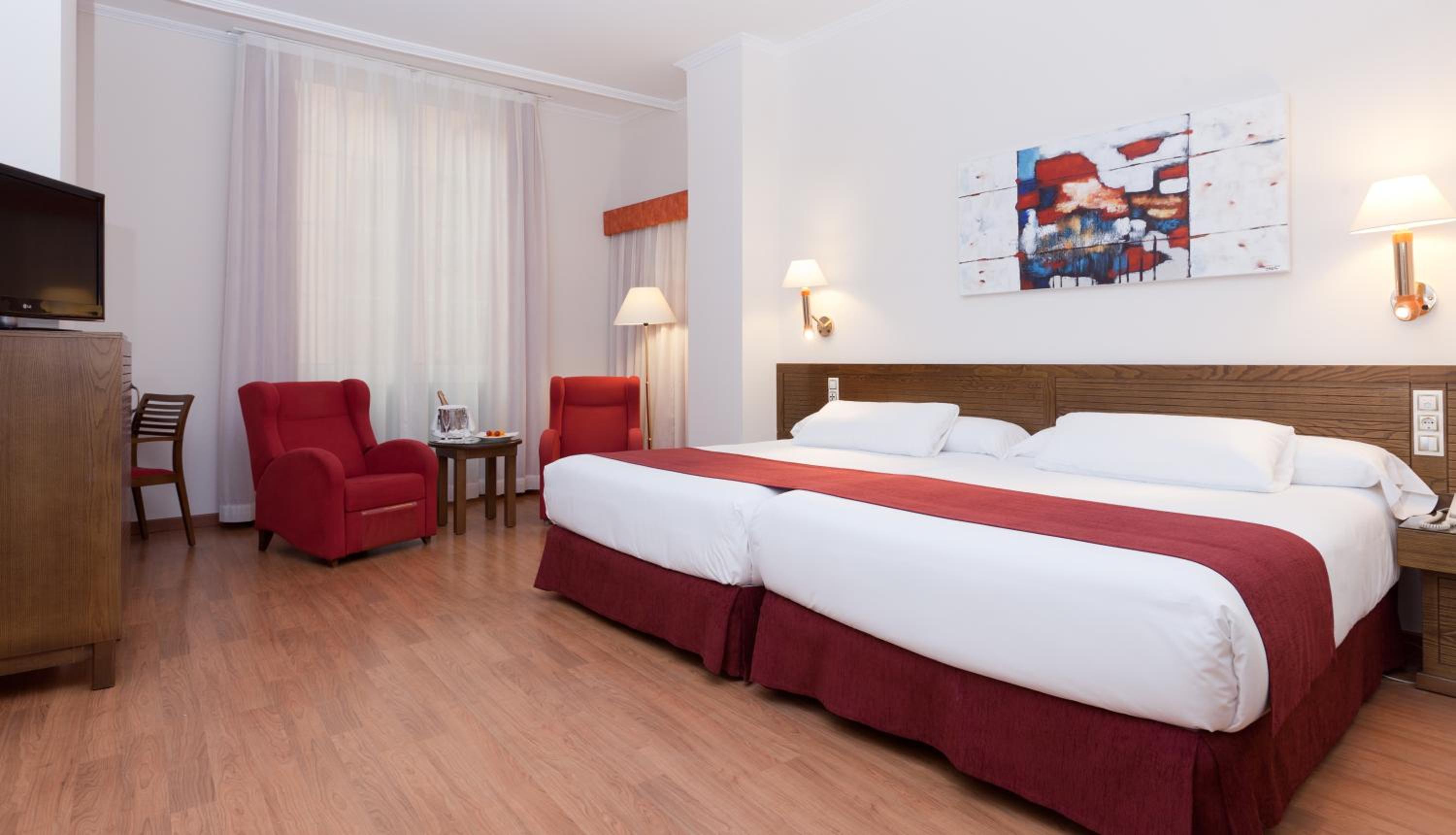 Superior Double Room (3 adults + 1 child) - Photo 1