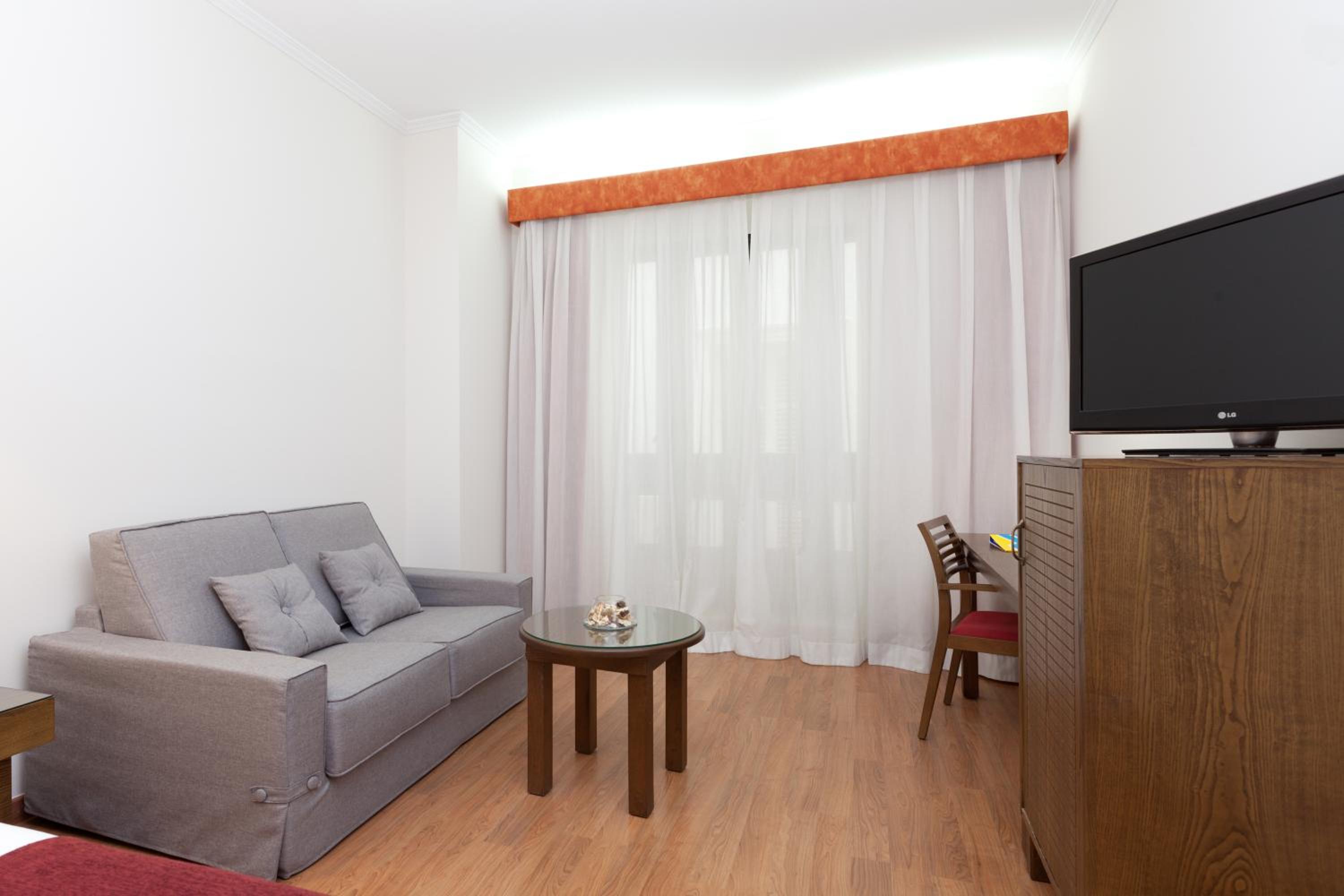 Superior Double Room (3 adults + 1 child) - Photo 2