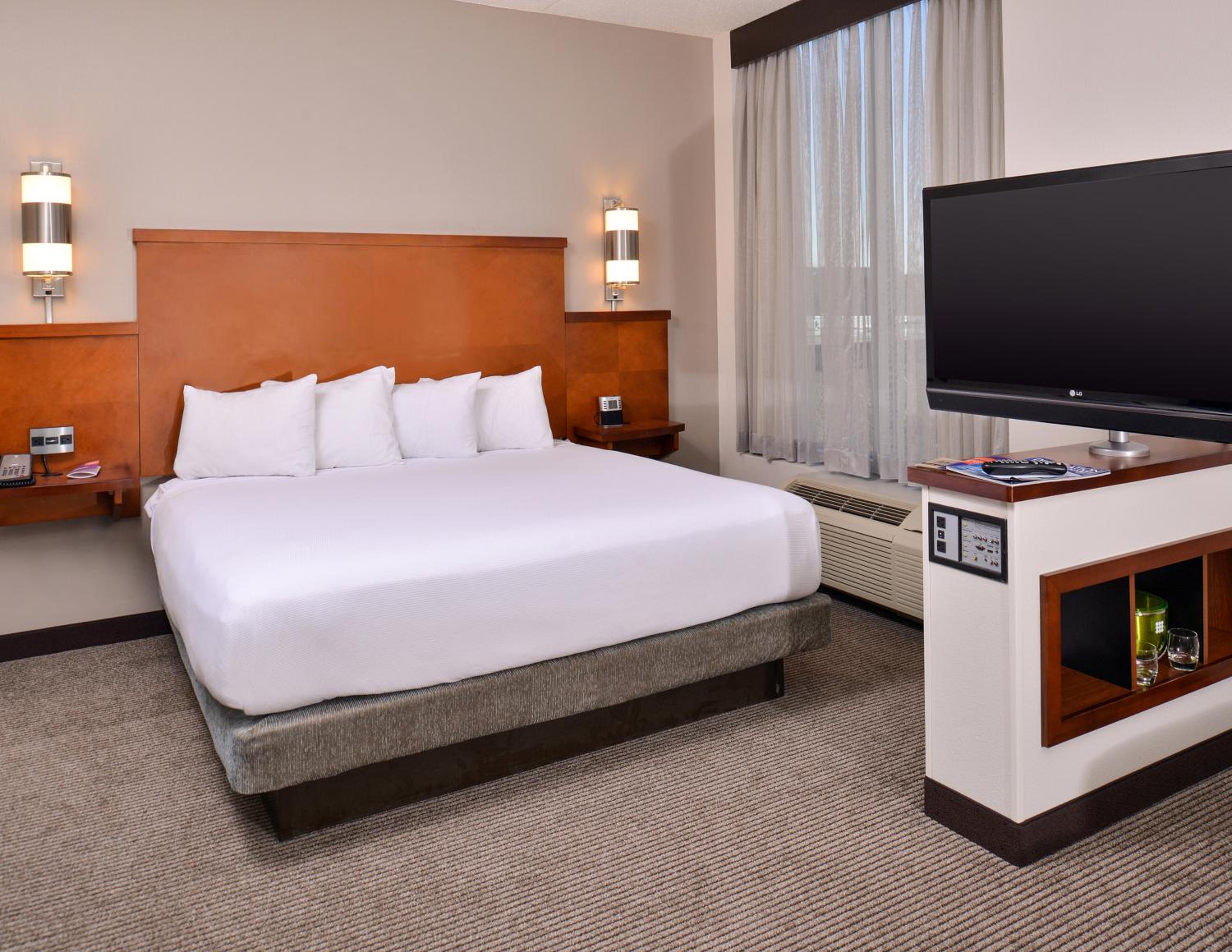 King Room with Sofa Bed - Photo 3